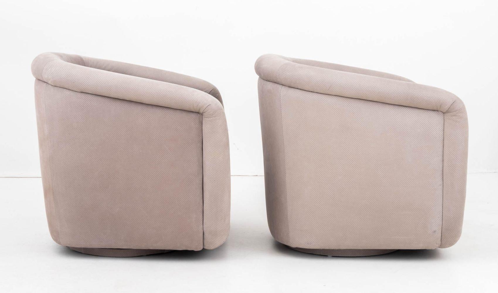 Paire de chaises à baignoire tournante en daim de style Art Déco en vente 1