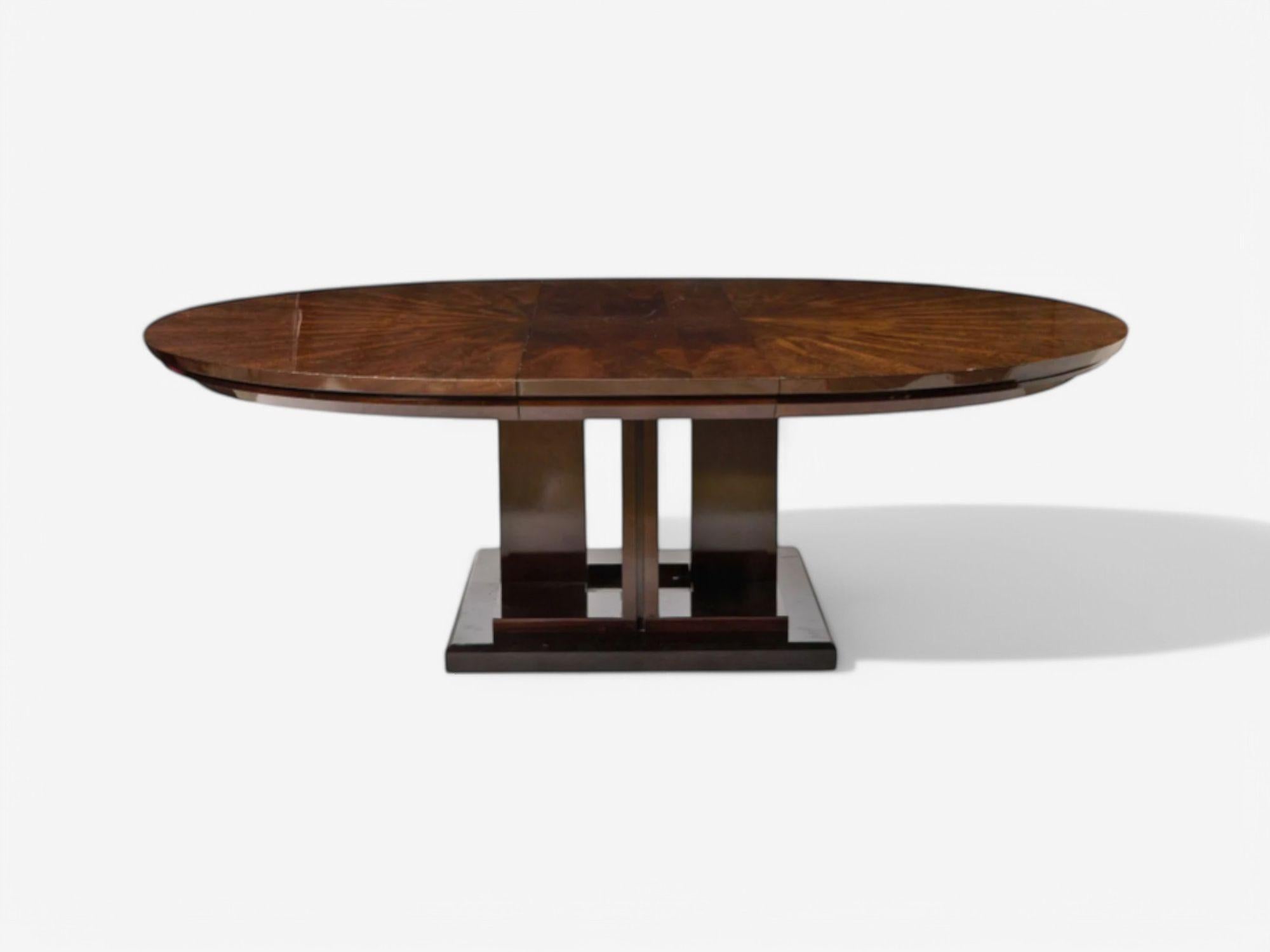 Table centrale ou de salle à manger de style Art déco, en acajou, fabriquée sur mesure, A.I.C., 20e siècle.

Cette exquise table de salle à manger / table centrale en acajou Sunburst Crotch, chef-d'œuvre circulaire de six pieds, est fabriquée en