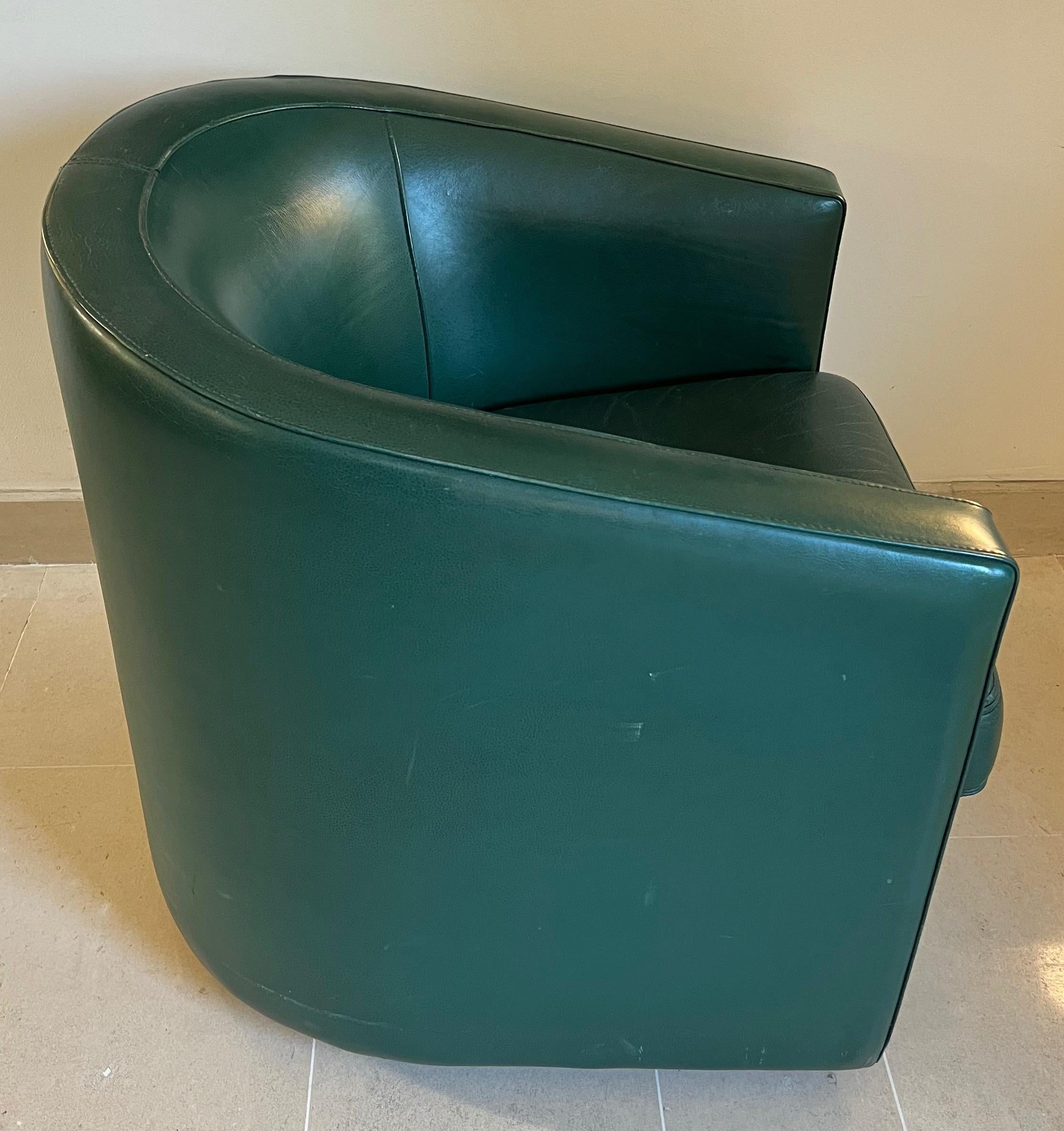 Art Deco Style Swivel Green Leather Club Armchair. Circa 1980 In Good Condition For Sale In Marcq-en-Barœul, Hauts-de-France