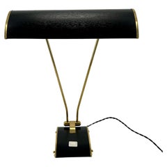 Lampe de table de style Art Déco par Jumo en finition noire et laiton France Circa 1950