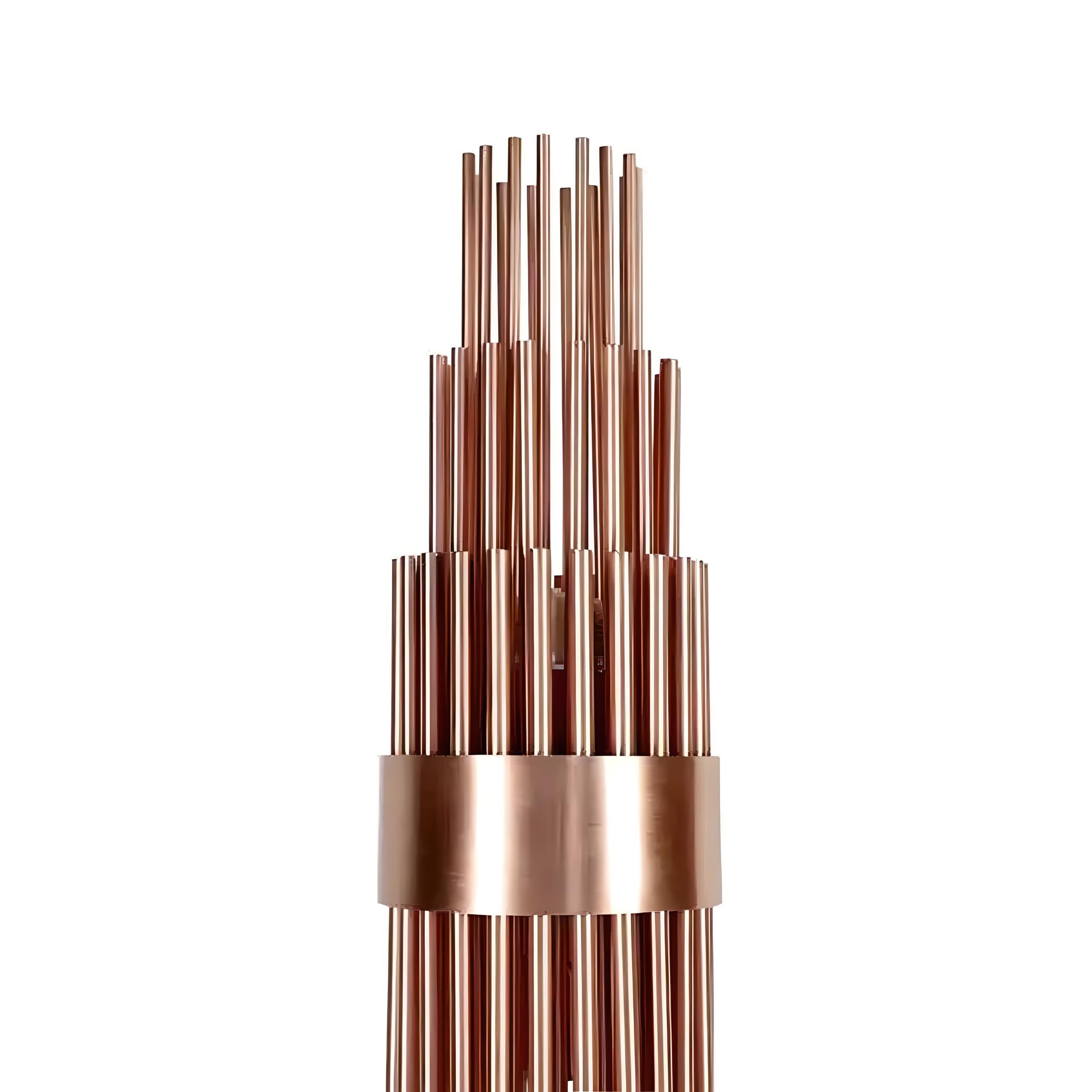 Cette lampe de table est un chef-d'œuvre artisanal conçu pour faire une déclaration audacieuse. Ses tubes distinctifs en laiton cuivré, finis dans un luxueux ton doré, élèvent le design à de nouveaux sommets. Inspirées par l'élégance de