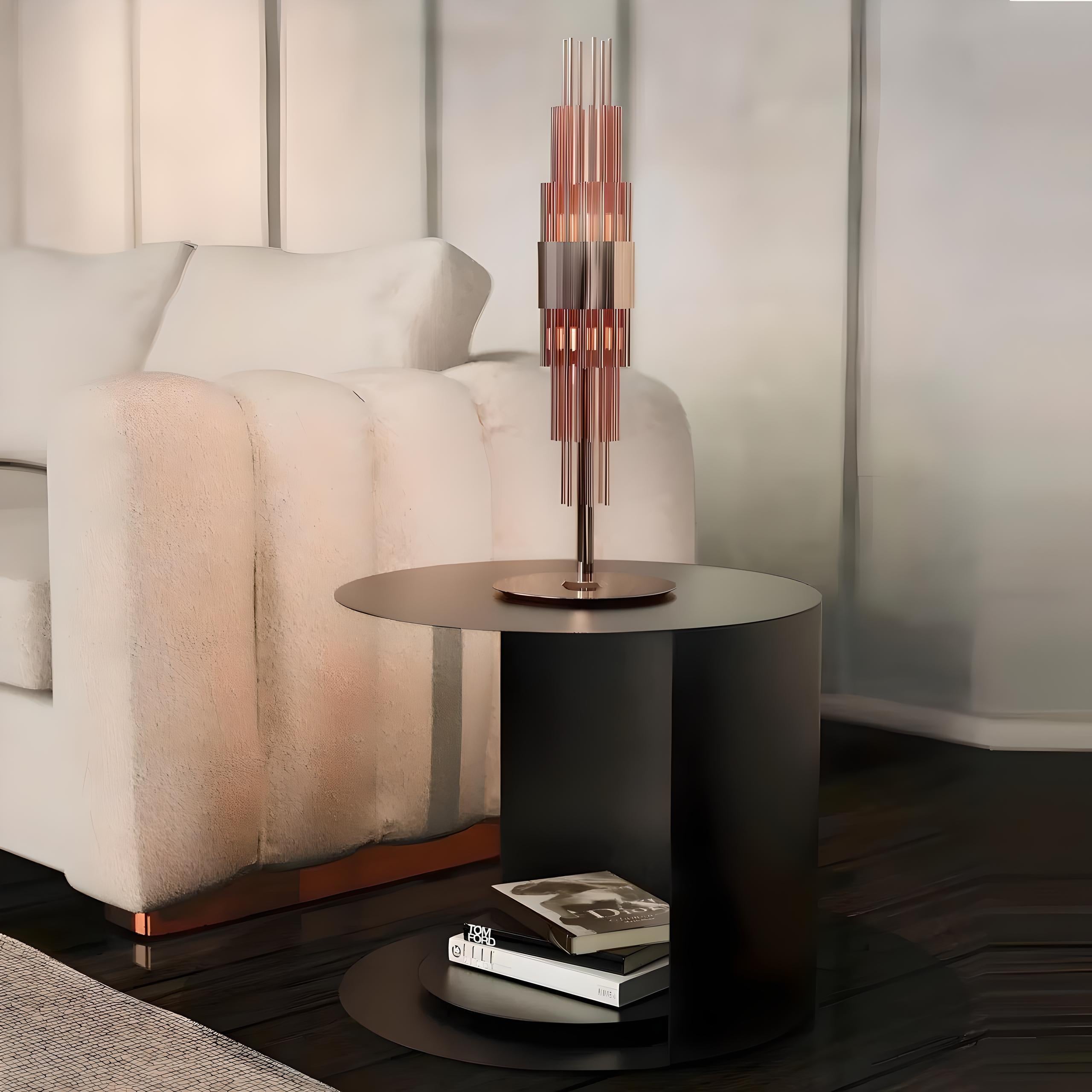 Minimaliste Lampe de table de style Art déco avec de longs tubes en laiton plaqué or en vente