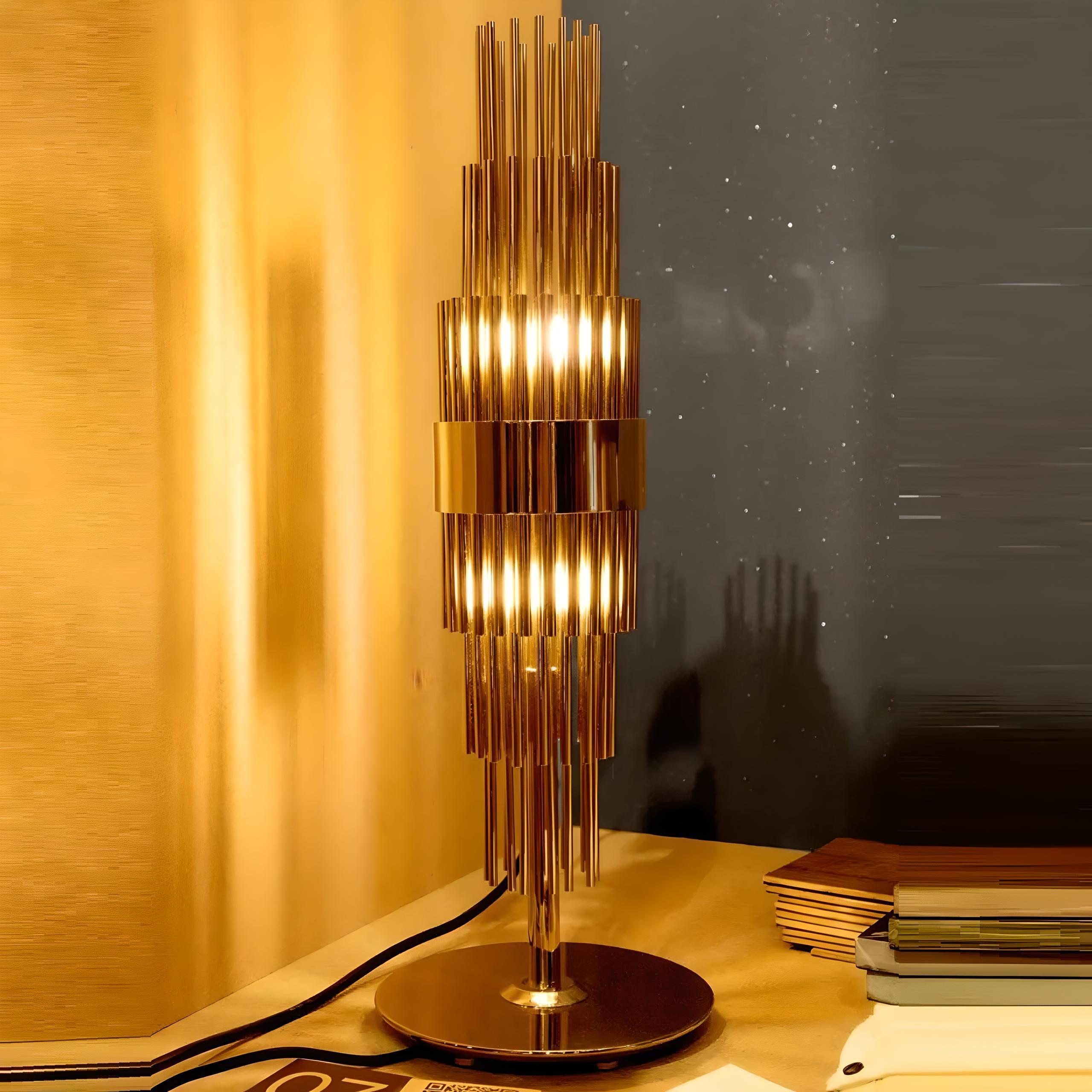 Européen Lampe de table de style Art déco avec de longs tubes en laiton plaqué or en vente