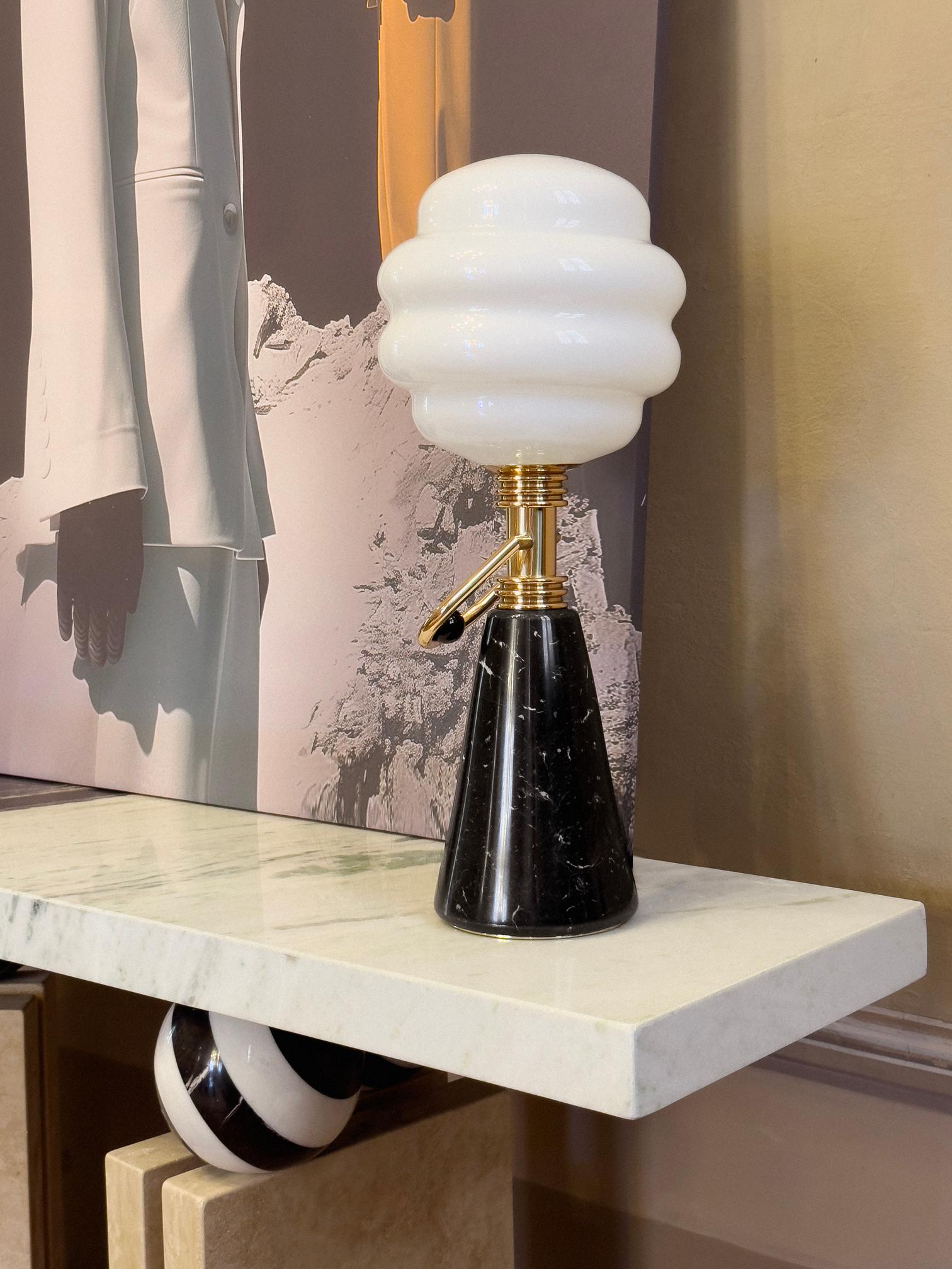 Moderno Lampada da tavolo in stile Art Déco in marmo nero Negro Marquina e ottone lucidato oro in vendita