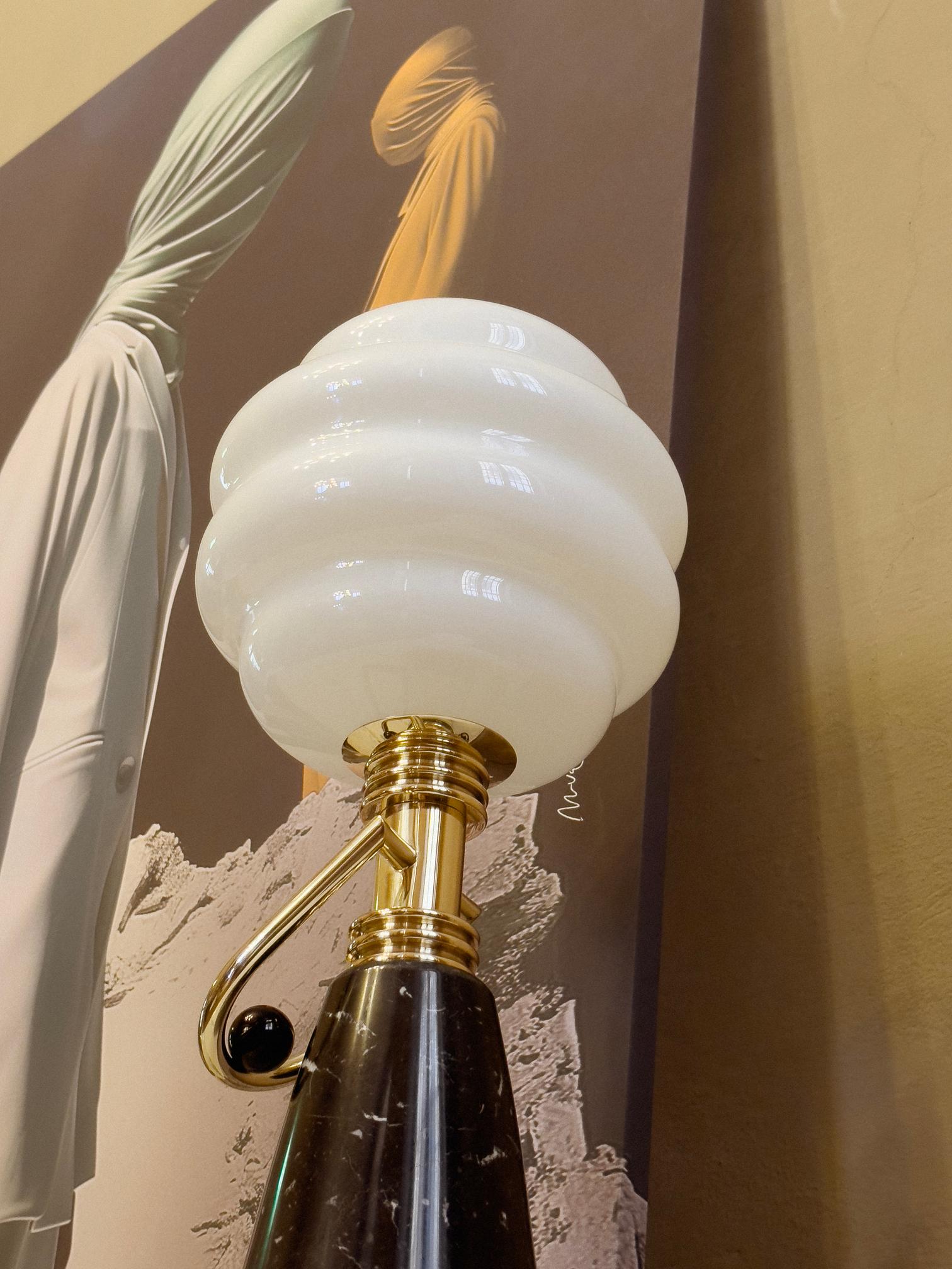 Portoghese Lampada da tavolo in stile Art Déco in marmo nero Negro Marquina e ottone lucidato oro in vendita