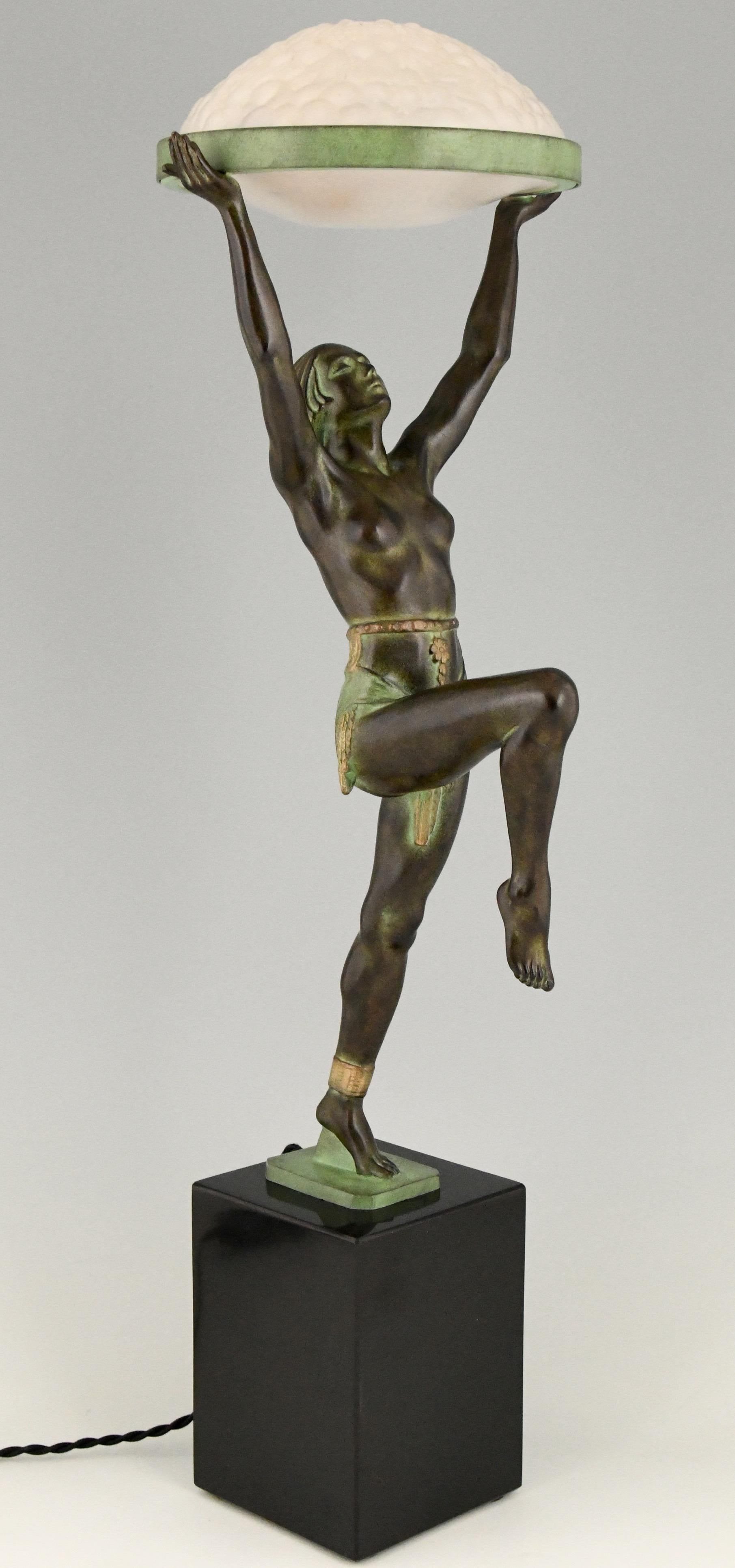 Art-Déco-Tischlampe im Art-Déco-Stil mit einem Tänzern, der einen Glasschirm hält, Max Le Verrier (Metall) im Angebot