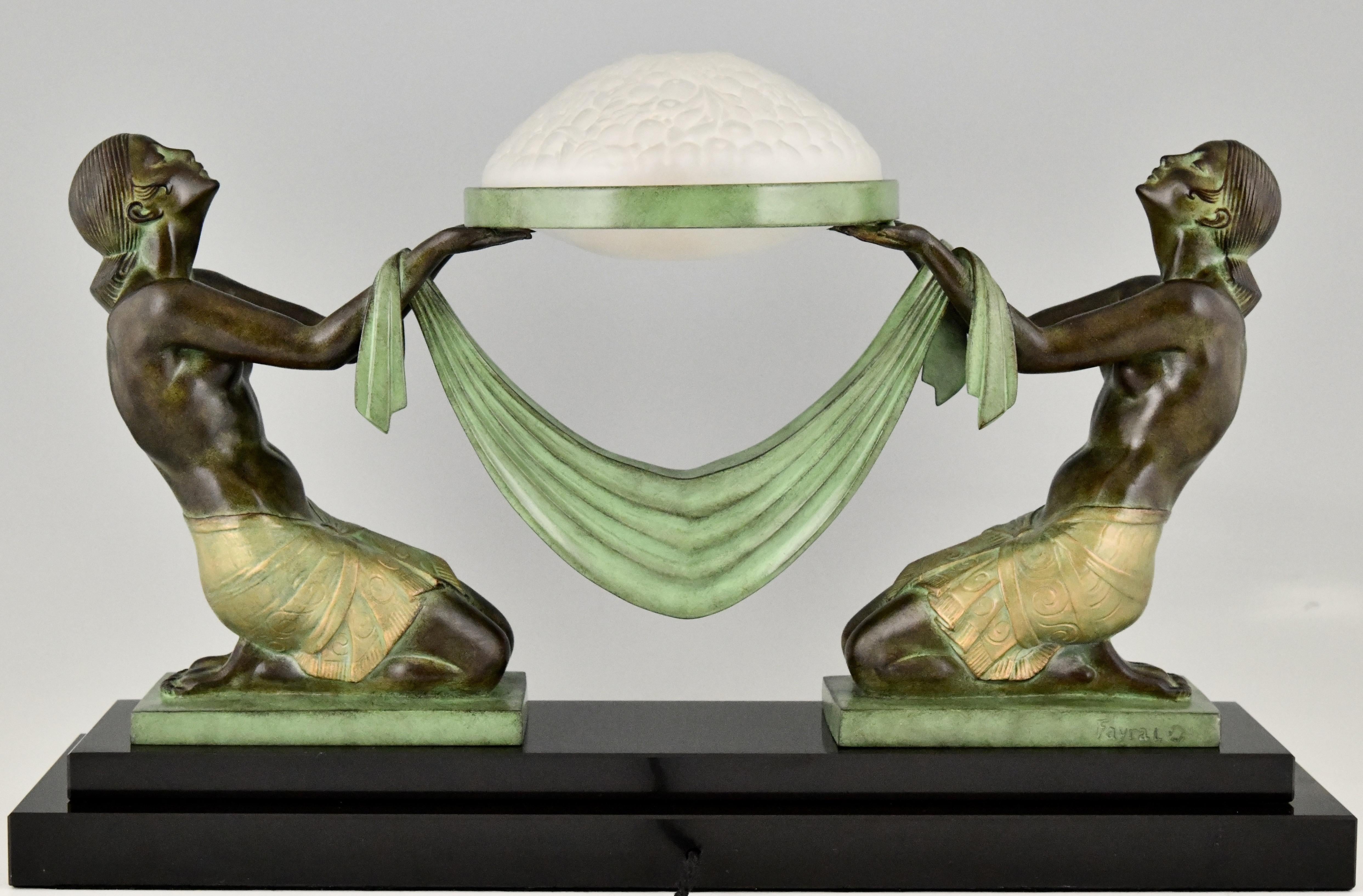 Tischlampe im Art-Déco-Stil mit zwei knienden Akten von Fayral für Max Le Verrier im Zustand „Neu“ im Angebot in Antwerp, BE