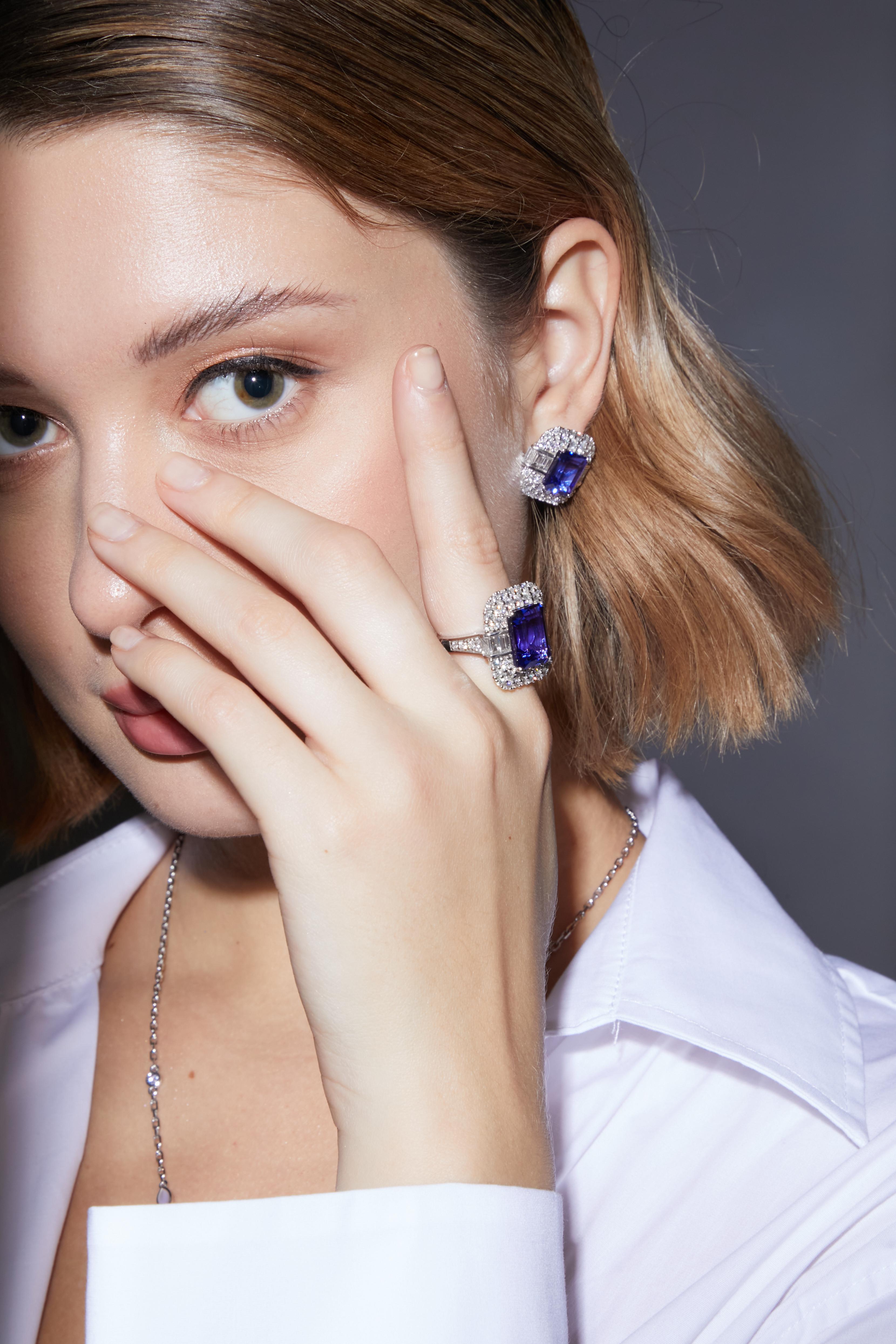 Contemporary Sunita Nahata Art Deco Style Tanzanite Ring with Diamond in 18 Karat White Gold For Sale