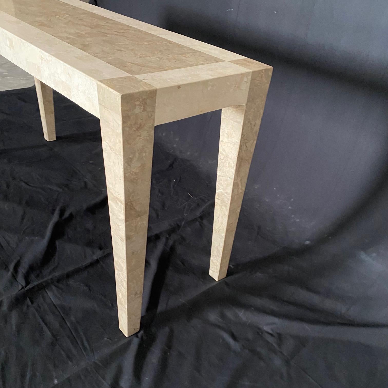 Américain  Table console ou table de canapé de style Art déco en pierre tessellée ou en marbre blanc  en vente