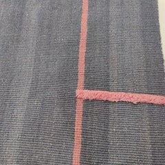 Texturierter Kelim-Teppich im Art-déco-Stil in Grau und Rosa von Alberto Levi Gallery