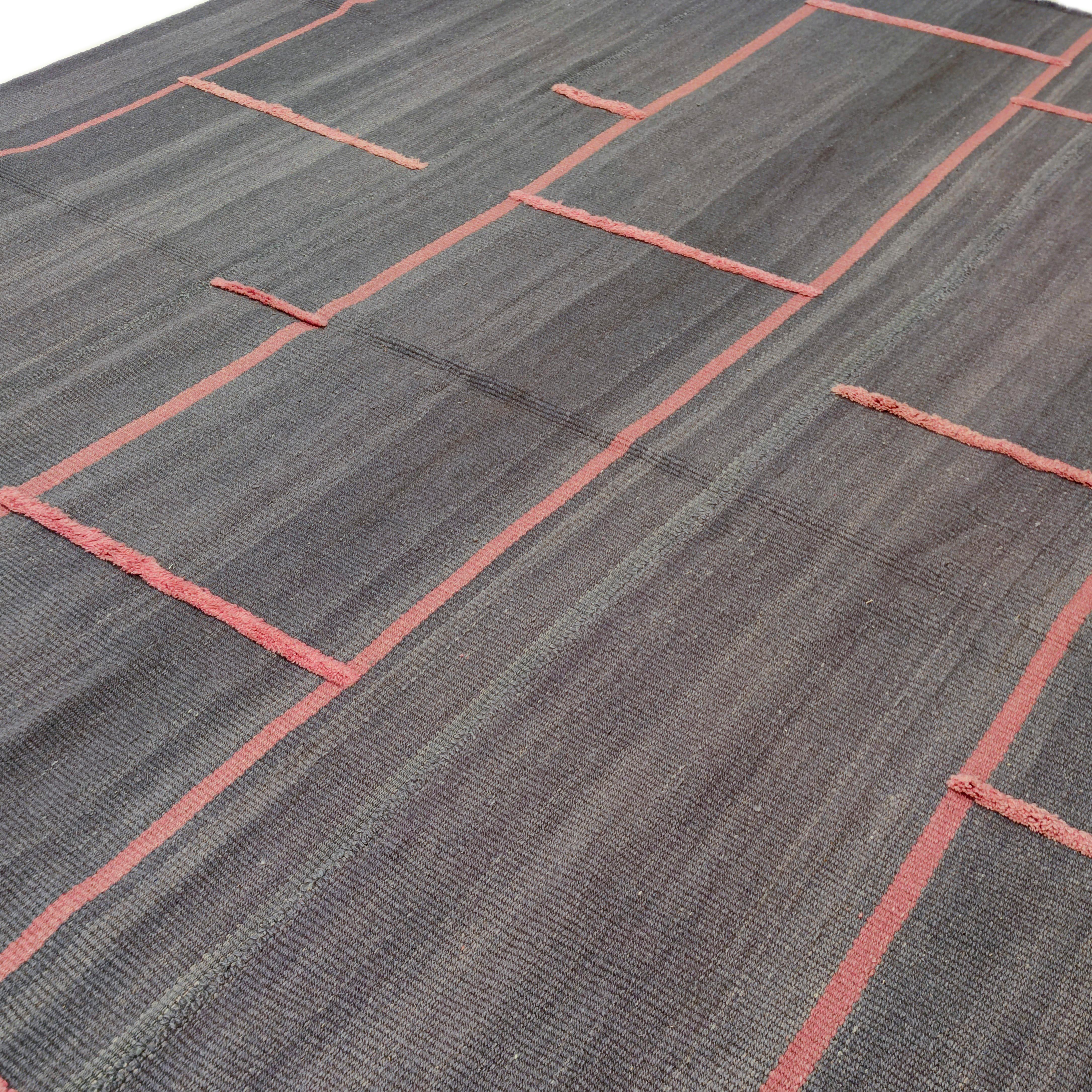 Tessuto a mano Tappeto Kilim testurizzato in stile Art Deco in grigio e rosa (a) Gallery di Alberto Levi in vendita