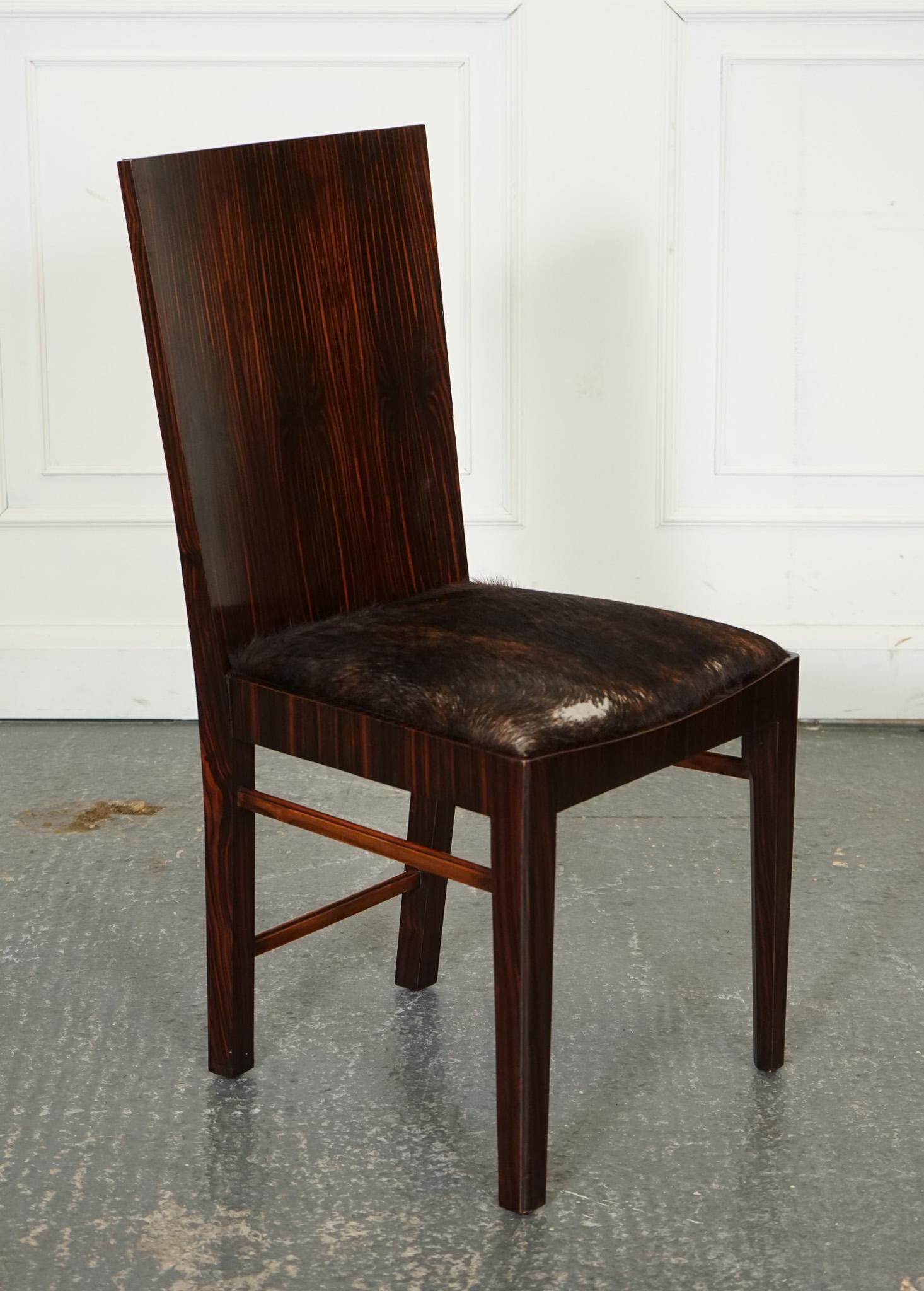 
Wir freuen uns, diesen exquisiten Bürostuhl im Art-Déco-Stil zum Verkauf anbieten zu können.

 Das von Theodore Alexander entworfene Modell spiegelt die Eleganz und Raffinesse der damaligen Zeit wider. Der Stuhl zeichnet sich durch ein markantes