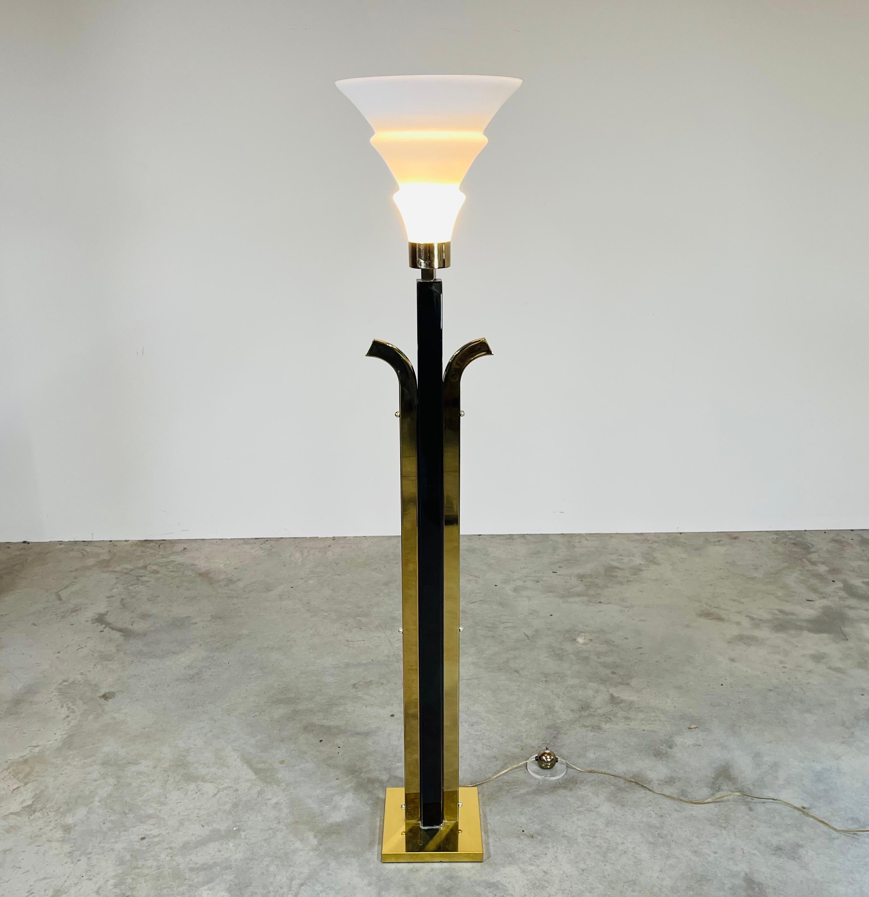 Lampadaire Torchere avec corps poli noir et abat-jour en verre blanc. Cette lampe est équipée d'un interrupteur à pied en laiton assorti à une base en lucite pour la stabiliser. Quelques usures dues à l'âge et à l'utilisation. La pièce est en bon