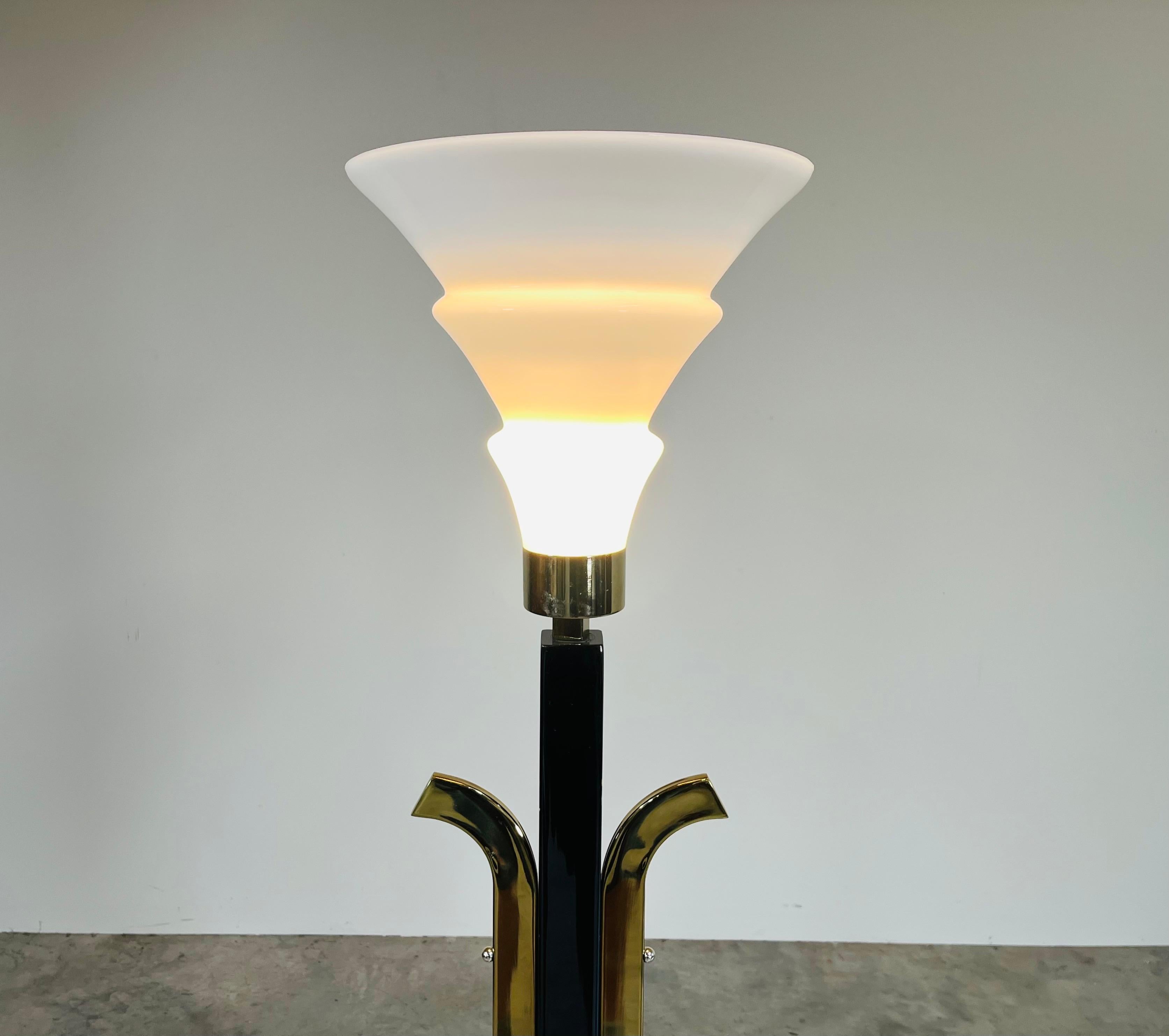 Art déco Lampadaire Torchère de style Art Déco Laiton et laque noire en vente