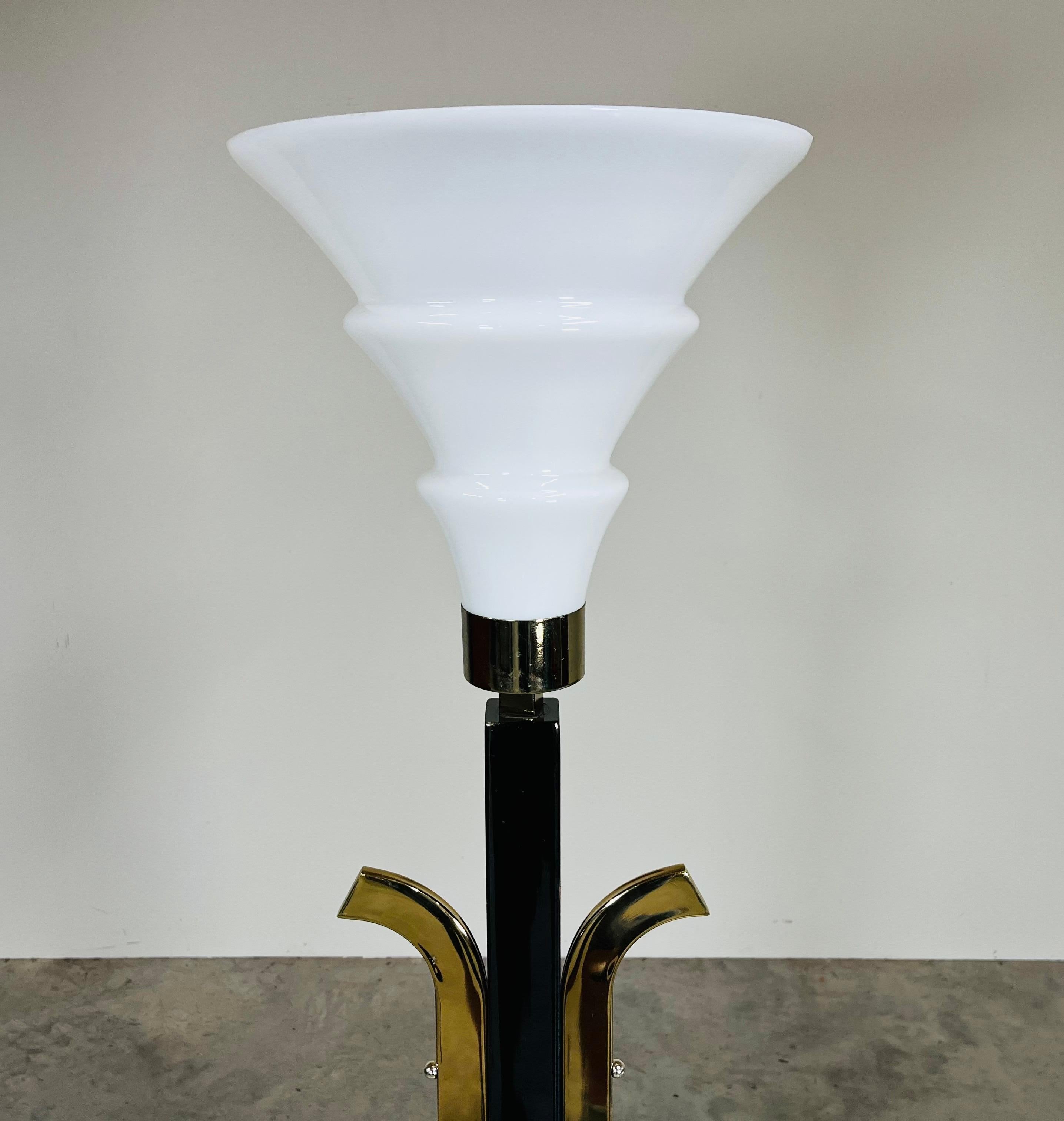 Américain Lampadaire Torchère de style Art Déco Laiton et laque noire en vente