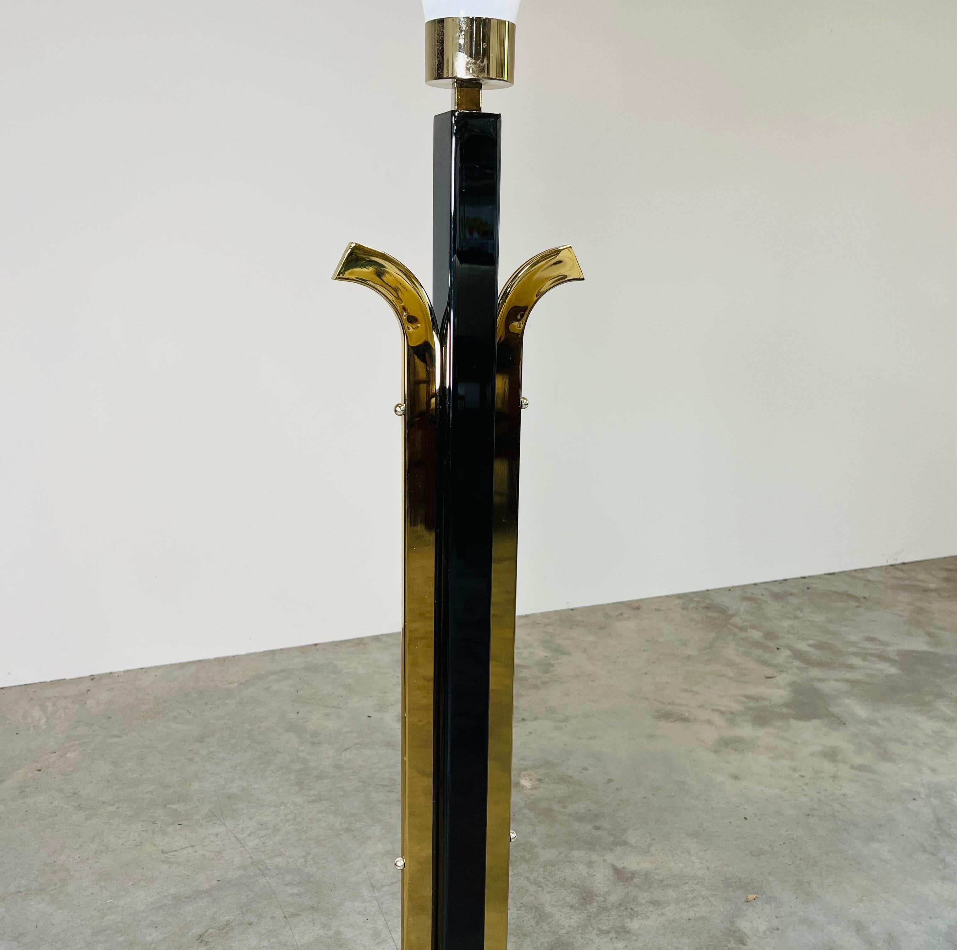 Laqué Lampadaire Torchère de style Art Déco Laiton et laque noire en vente