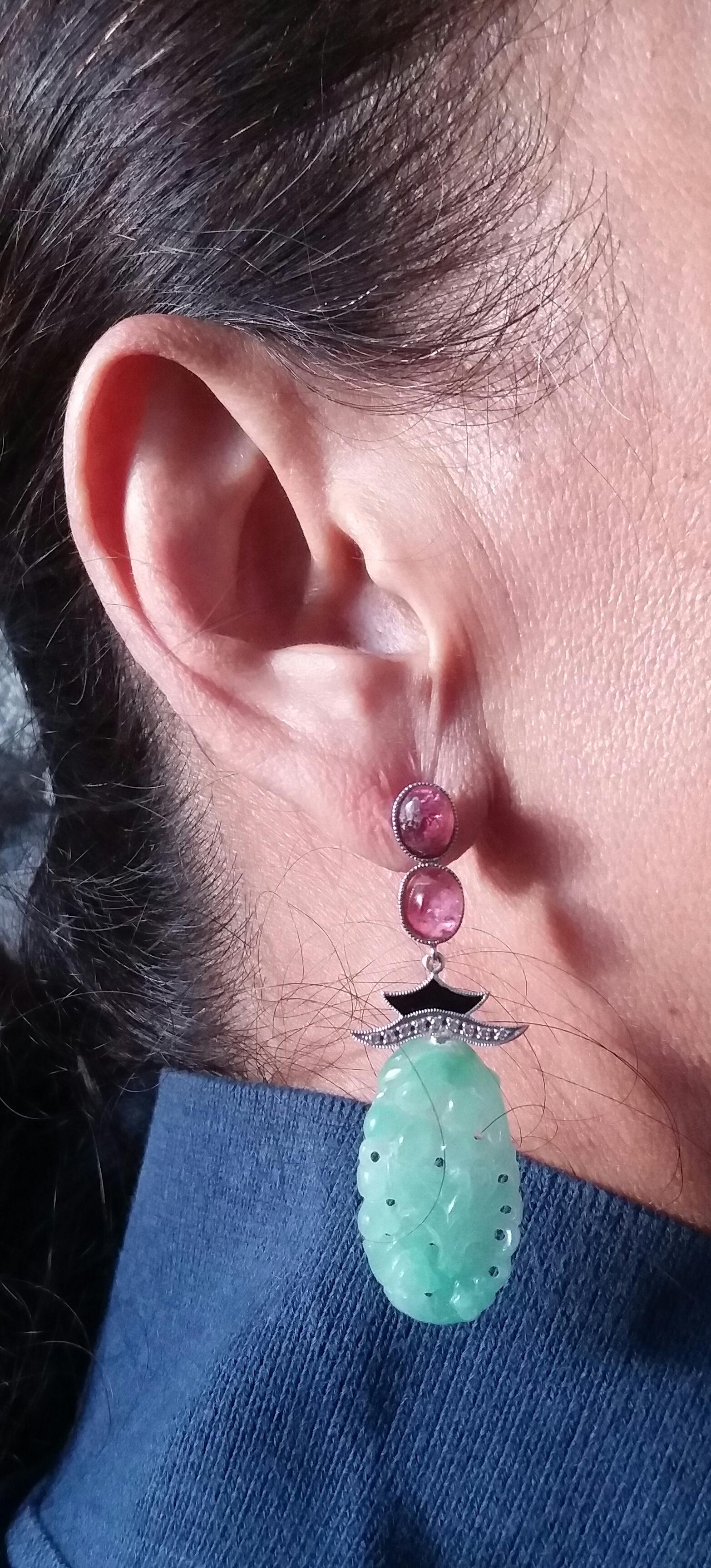 Pendants d'oreilles de style Art déco en or, diamants, émail et jade sculpté avec cabas en tourmaline en vente 5