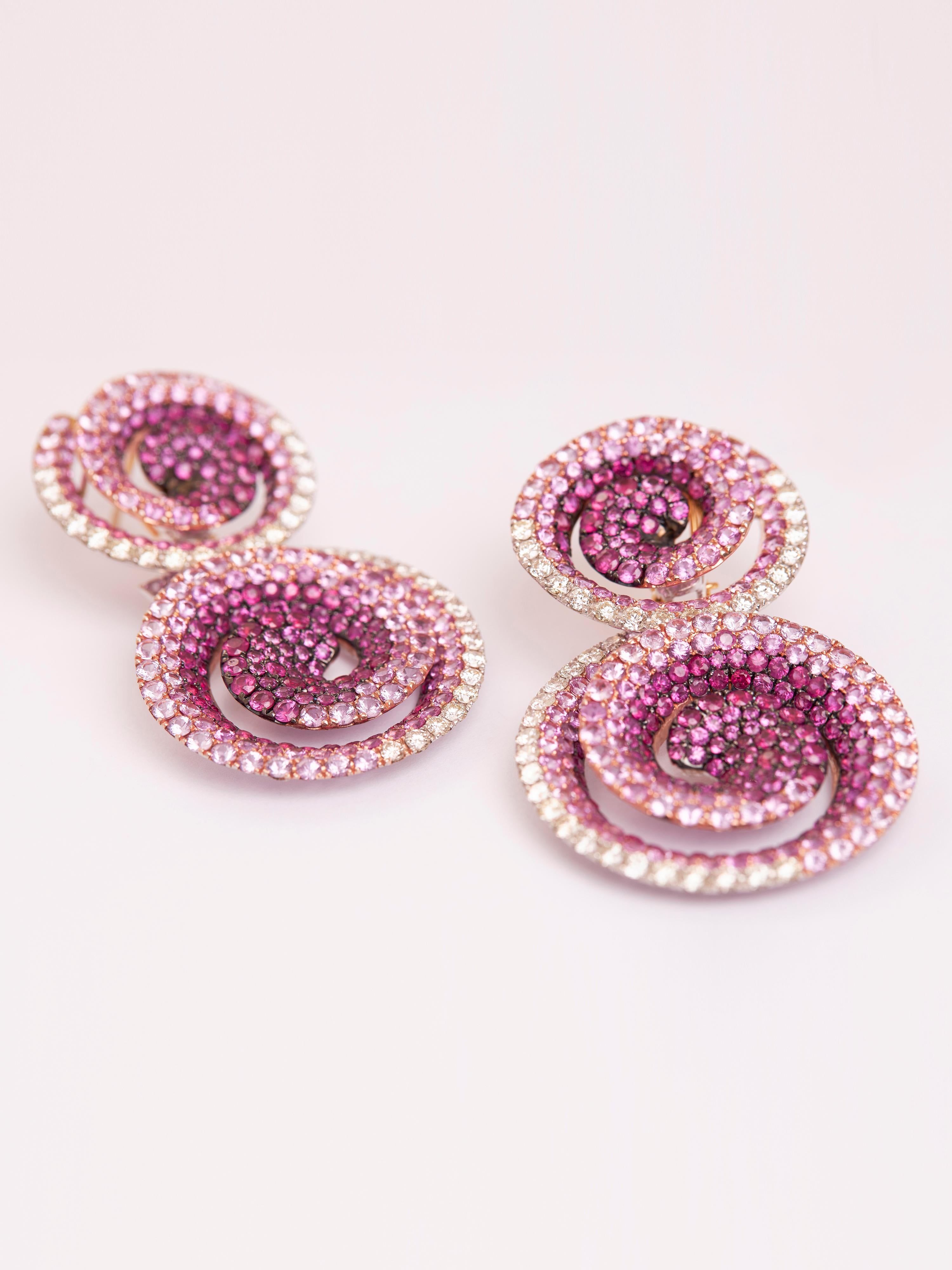 Tropische Ohrringe im Art-Déco-Stil aus 18 Karat Gold, Diamanten und rosa Saphiren (Rundschliff) im Angebot