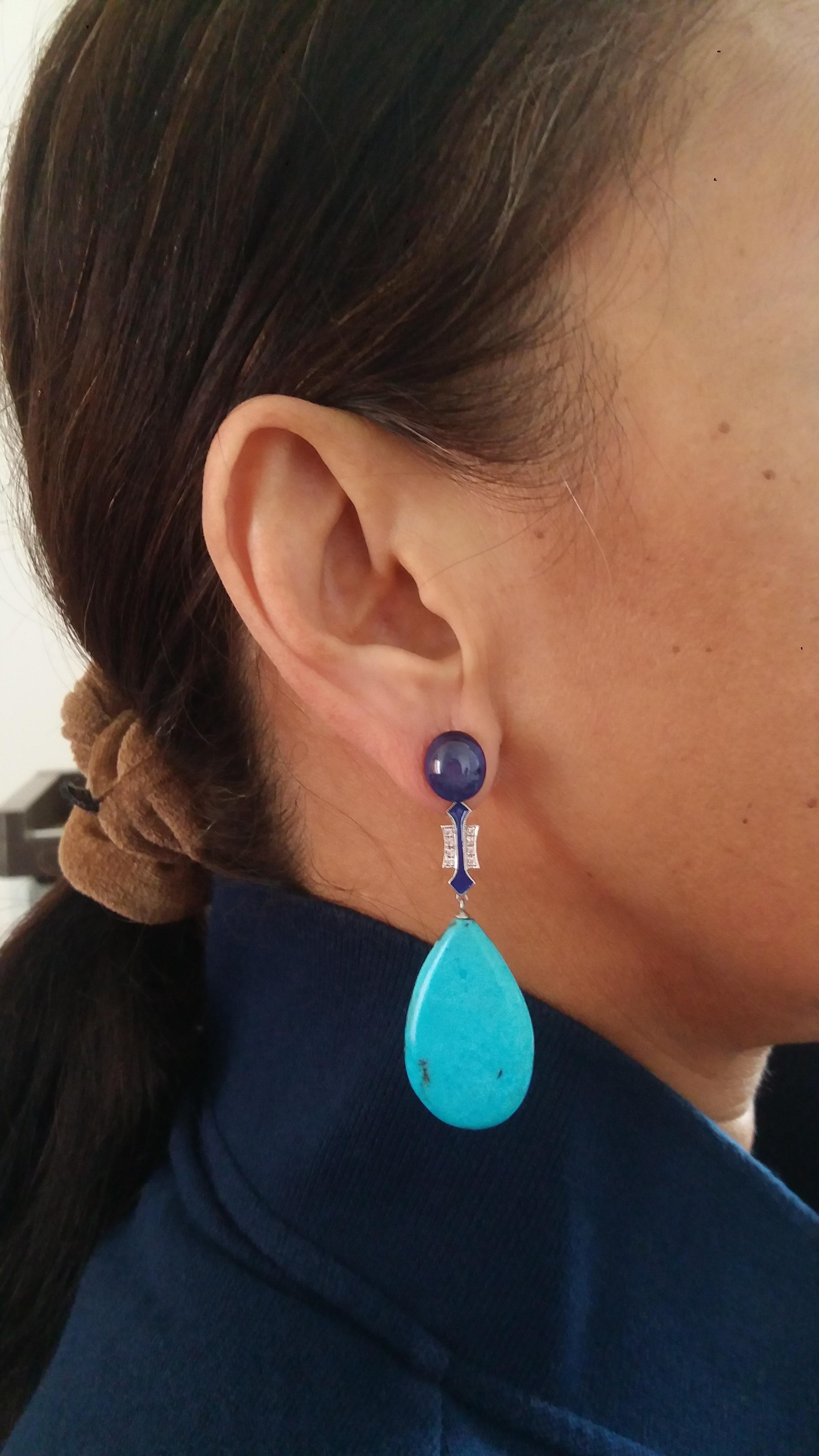 These earrings have 2 large blue sapphire cabochons that support 2 elements in gold diamonds and blue enamel, at the bottom we have 2 flat drops of genuine Turquoise.
In 1978 our workshop started in Italy to make simple-chic Art Deco style