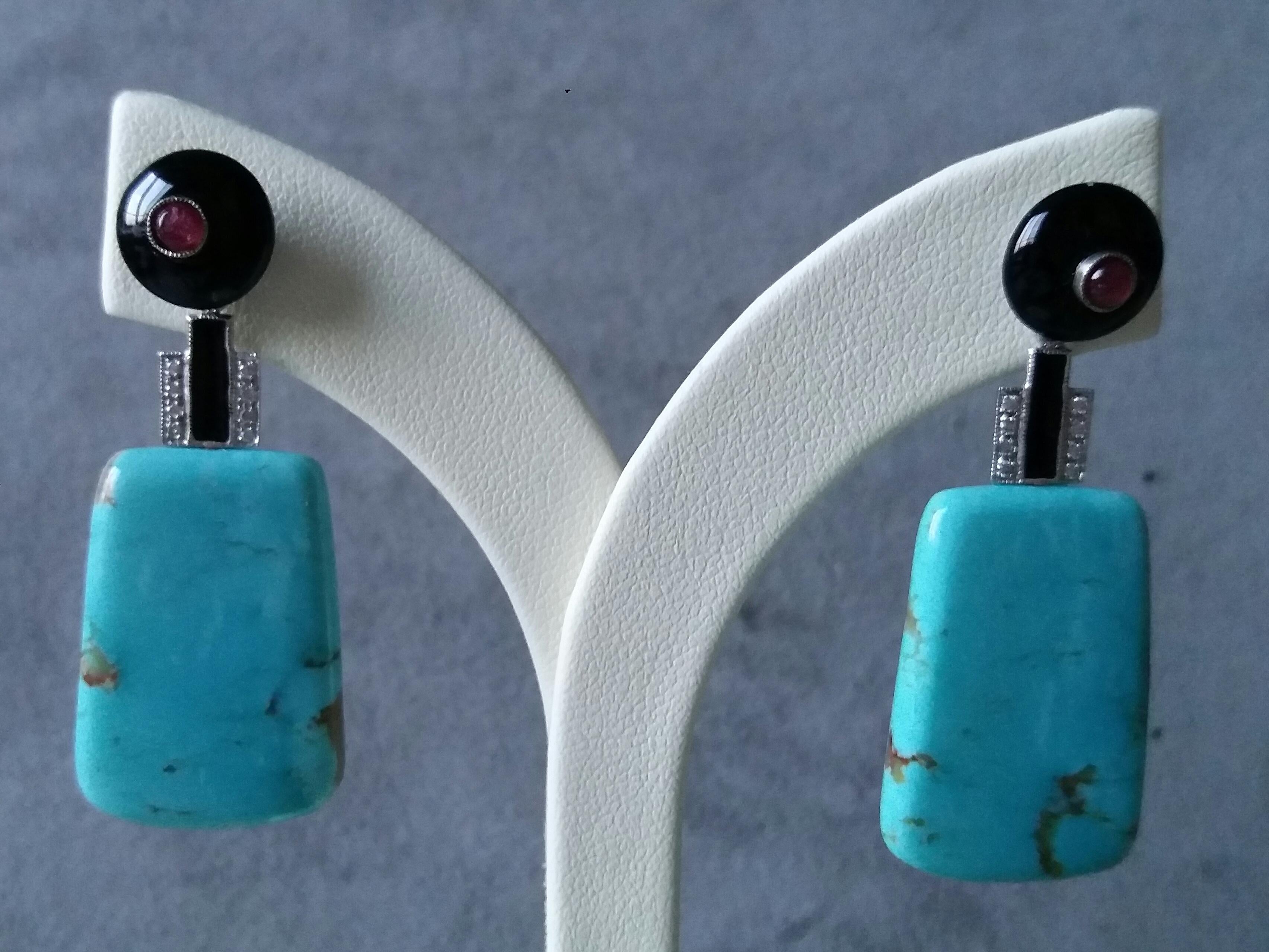 Le parti superiori sono costituite da 2 bottoni neri rotondi di 10 mm di diametro, le parti centrali sono in oro bianco, diamanti e smalto nero, le parti inferiori sono costituite da 2 turchesi autentici a forma di trapezio.
Lunghezza 50