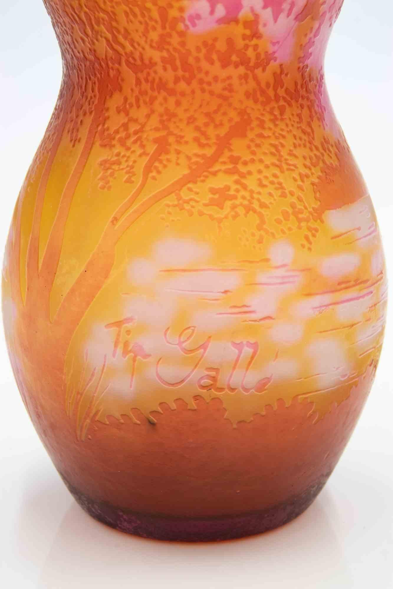Reproduction tardive réalisée dans les années 1980 du célèbre vase réalisé par Emile Gallé à la fin du 19ème siècle.

Excellent état. 