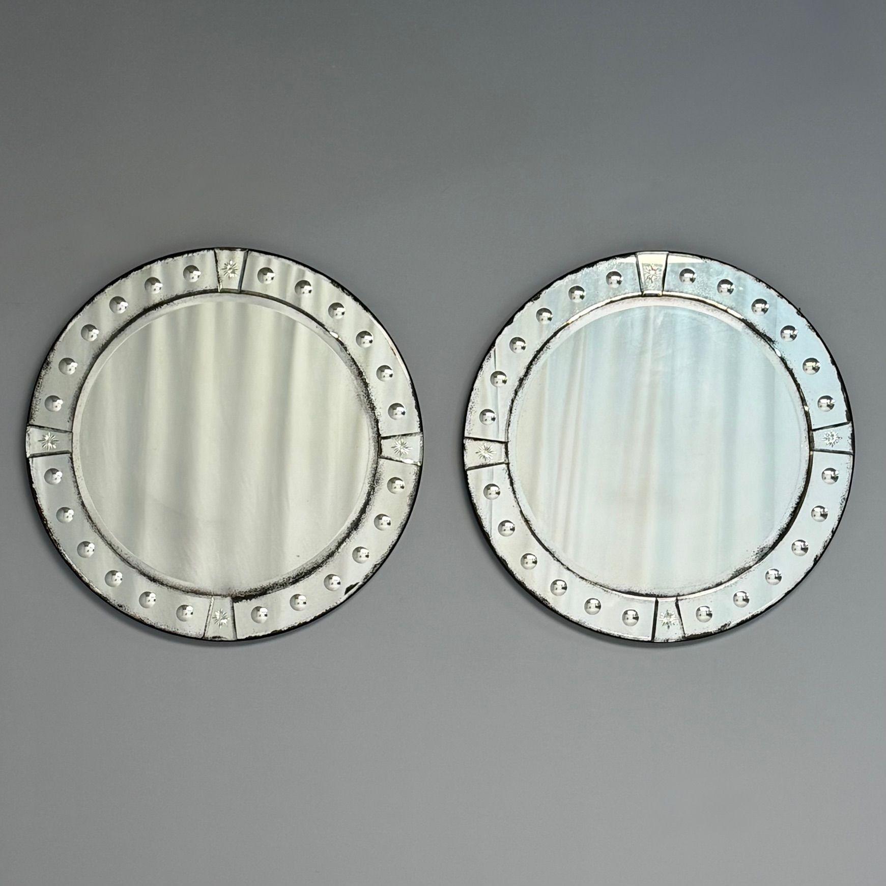 Miroirs muraux circulaires vénitiens de style Art Deco, verre biseauté antique, C.C.

Paire unique de miroirs muraux circulaires antiques, parfaits pour être placés au-dessus d'une table console, de tables de chevet ou d'un manteau de cheminée. Ces