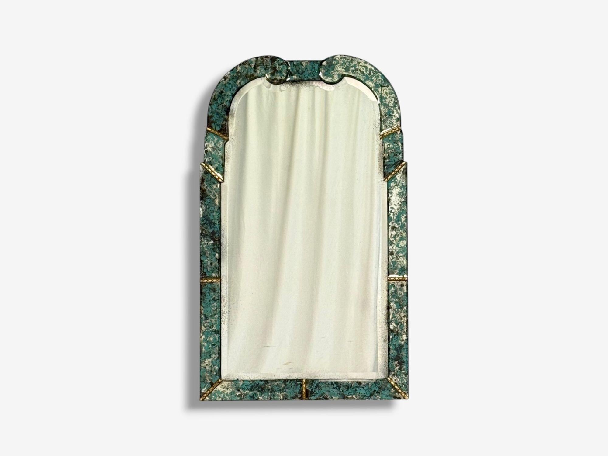 Miroir mural vénitien de style Art déco, verre biseauté vert antique, 21e siècle

Ce miroir mural antiquité, sophistiqué et élégant, est parfait pour être placé au-dessus d'une table console, d'une table de chevet ou d'un manteau de cheminée. Ce