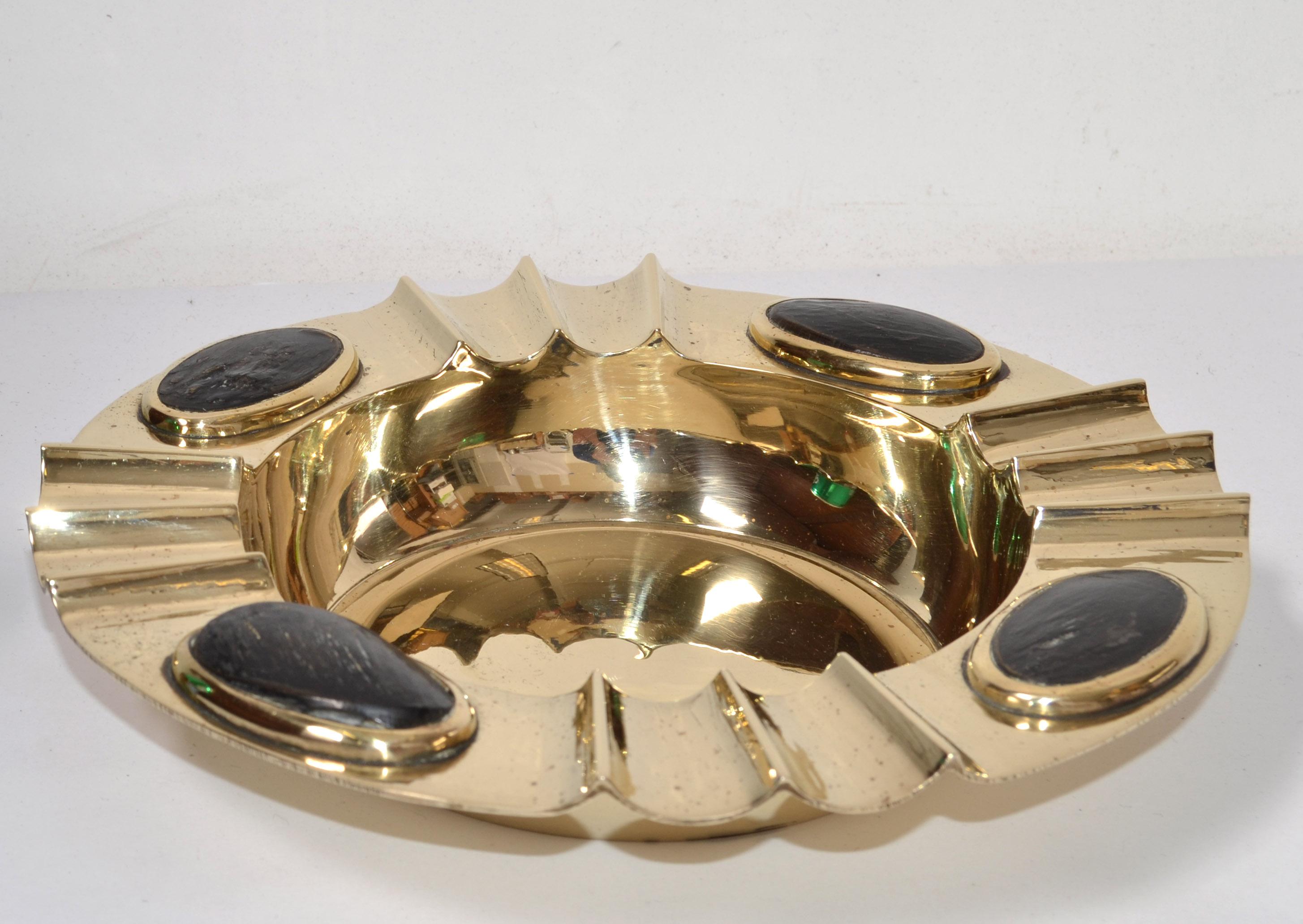 Art Deco Style Vintage polished solid bronze cigar ashtray with Bakelite Decor Inlays.
Marked underneath India.
In good vintage condition with marks and scratches to the black Bakelite Insert.