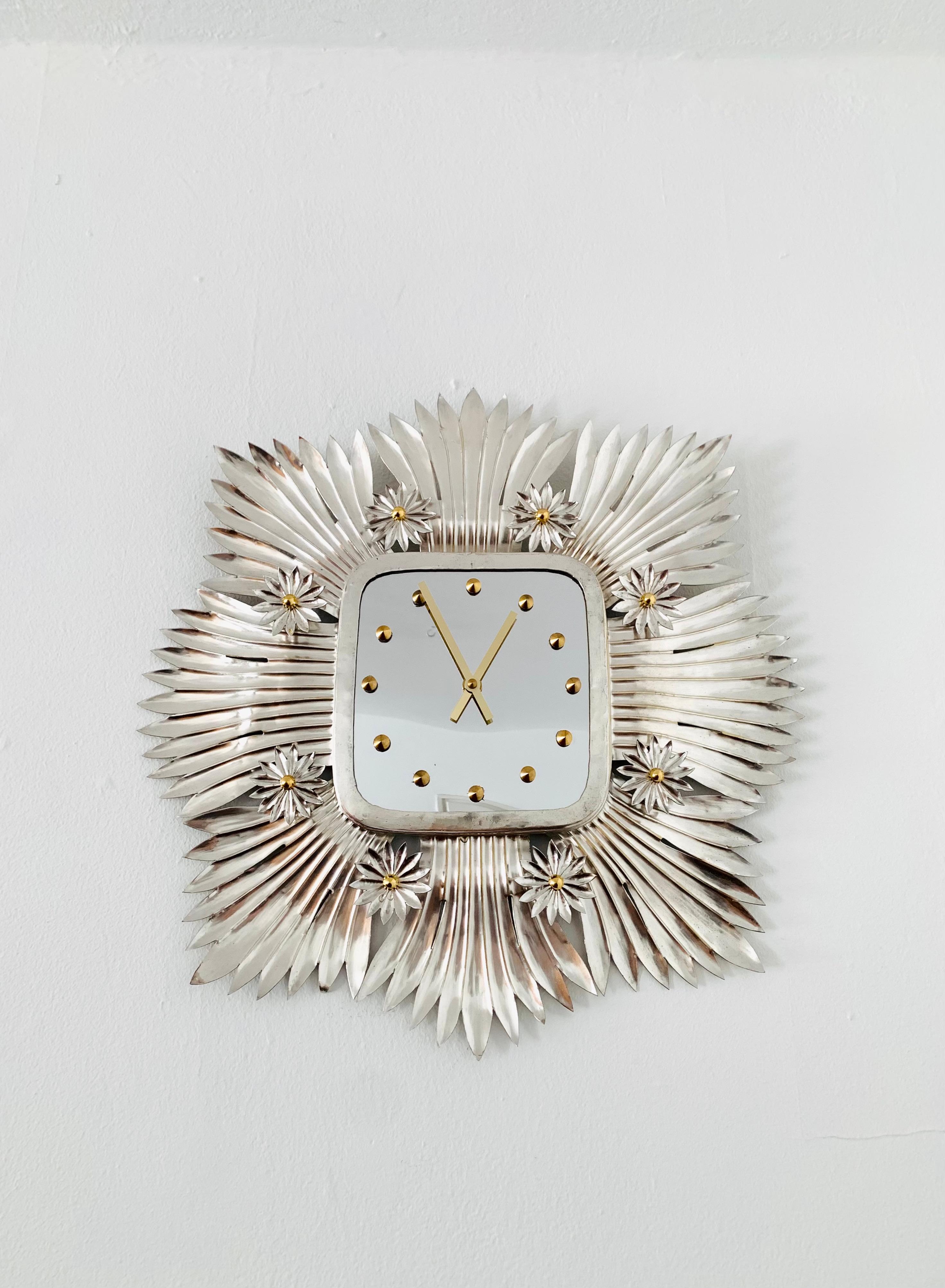 Wonderful wall clock from the 1950s.
Enchanting design in Art Deco style.
An enrichment for every home.

Condition:

Very good vintage condition with slight signs of use.
Minimal patina and signs of wear.

The pictures are part of the