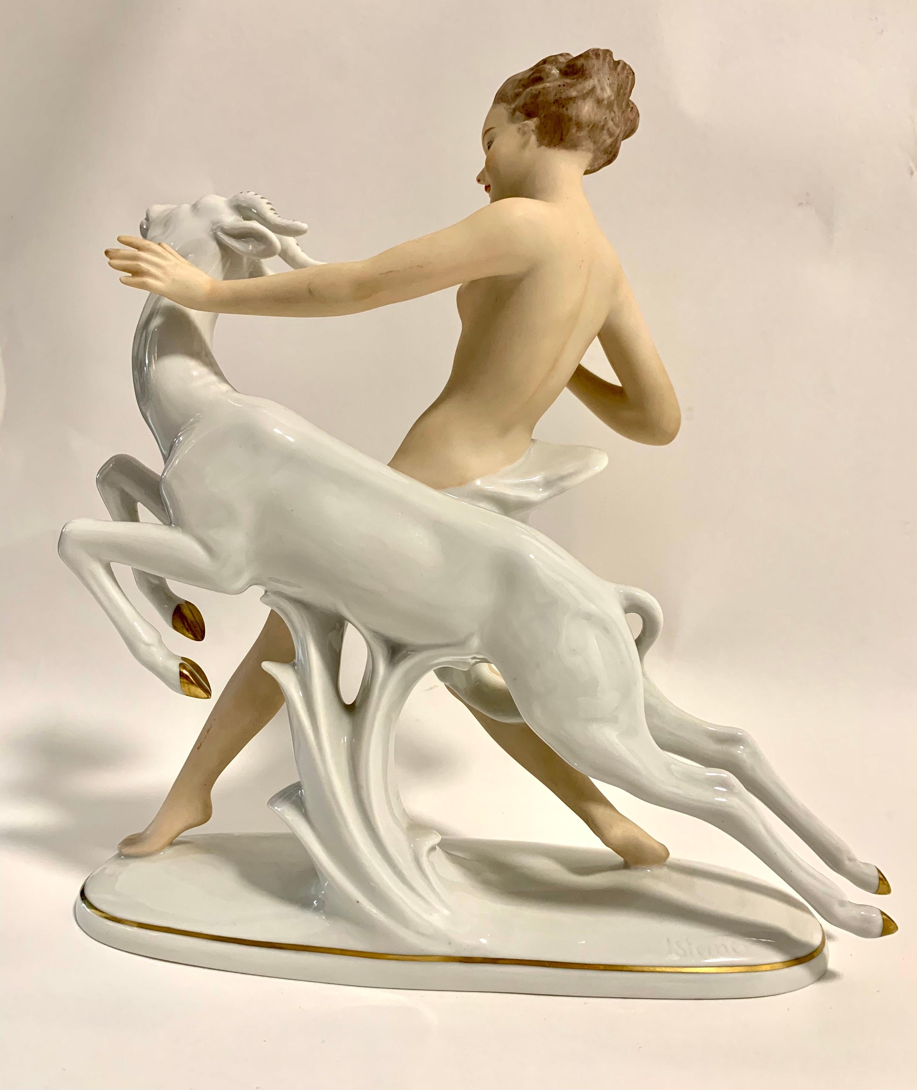 Wandendorf-Porzellan, Nacktes Mädchen im Art-déco-Stil mit Gazelle (Art déco) im Angebot
