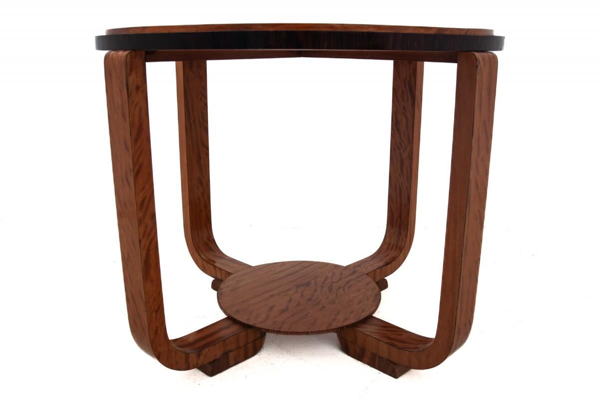 Der runde Art-Déco-Tisch stammt aus der Mitte des 20. Jahrhunderts. Ein einzigartiger Tisch aus exotischem Holz - afrikanischem Bubinga, das sich durch gesprenkelte Holzmaserungen auszeichnet. 
Der Tisch ist in sehr gutem Zustand, ohne Kratzer. nach