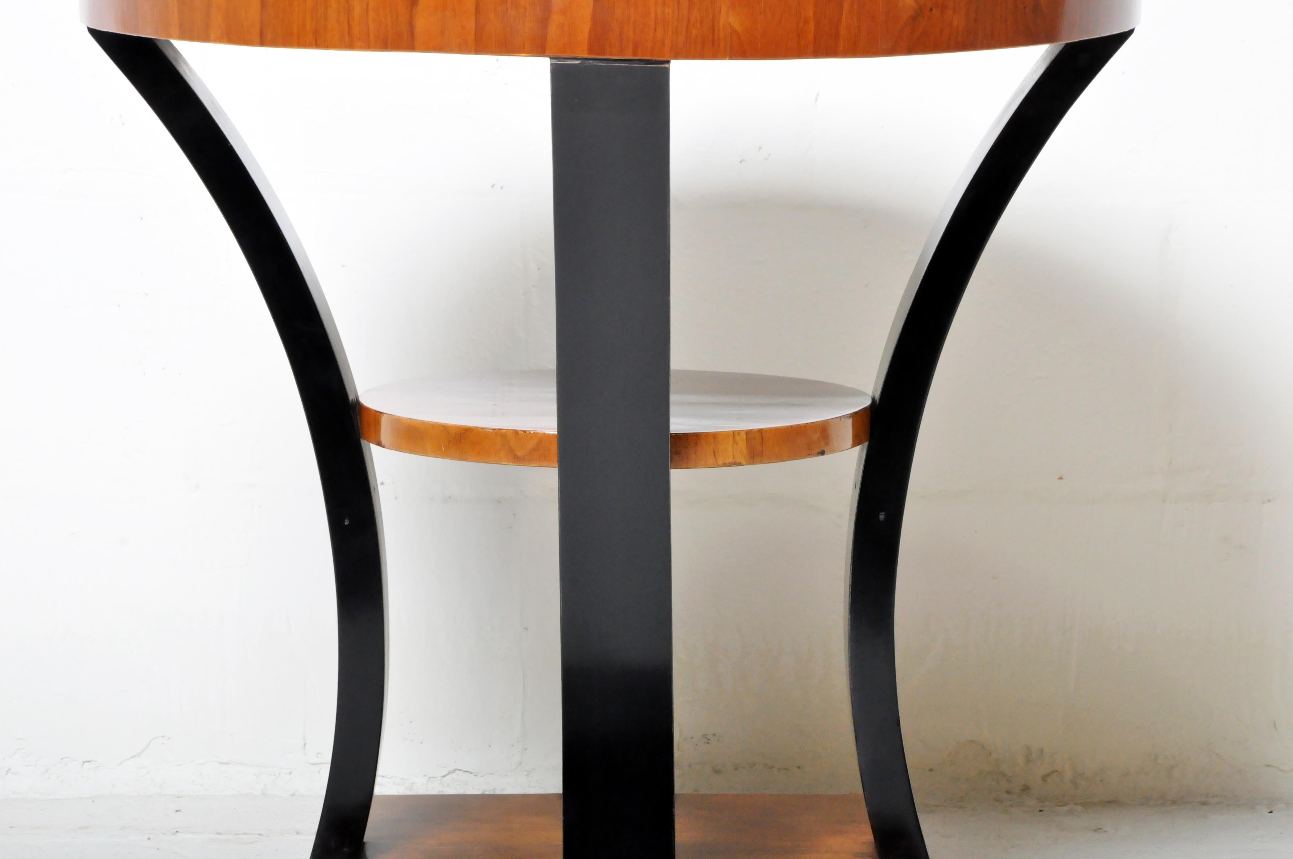 Art Deco Style Walnut Veneer Side Table In Good Condition In Chicago, IL