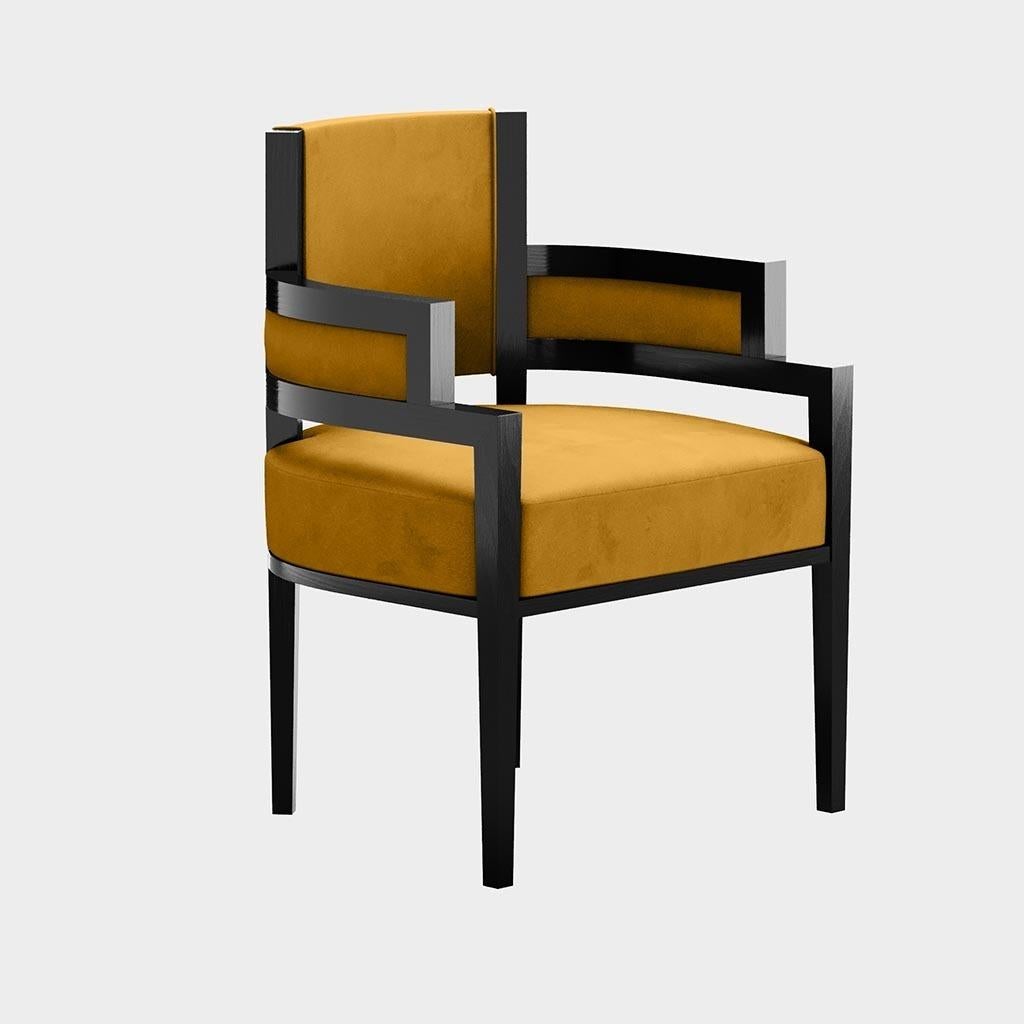 La chaise Pina est une chaise de salle à manger de style art déco dont la forme offre le meilleur confort aux convives. Elle est recouverte de velours et dotée d'une structure en bois moderne. Parfait pour les projets de salle à manger moderne qui