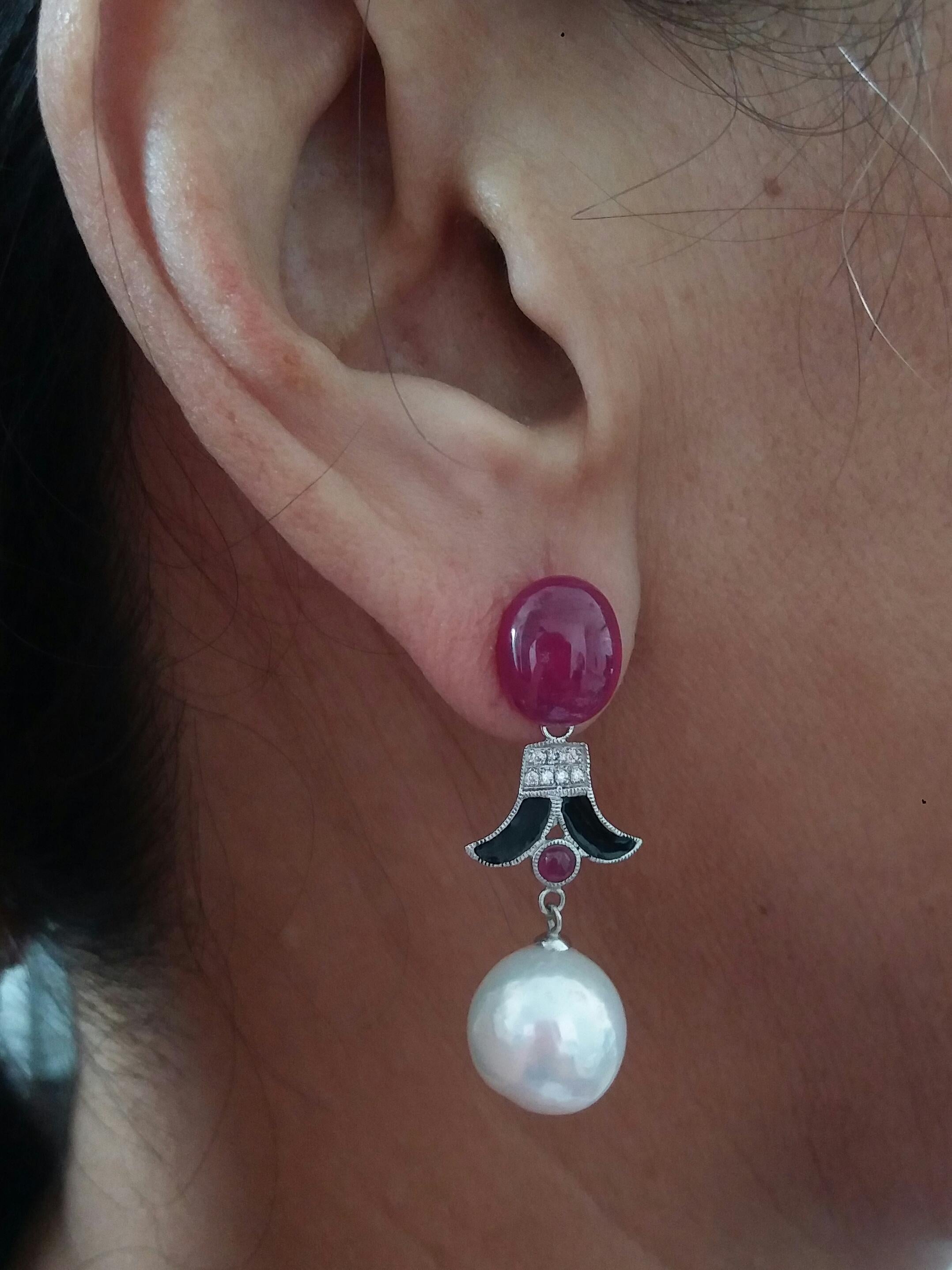 Ohrringe im Art déco-Stil mit weißen Barockperlen, Rubin, Cab, schwarzer Emaille, Gold und Diamanten im Zustand „Gut“ im Angebot in Bangkok, TH
