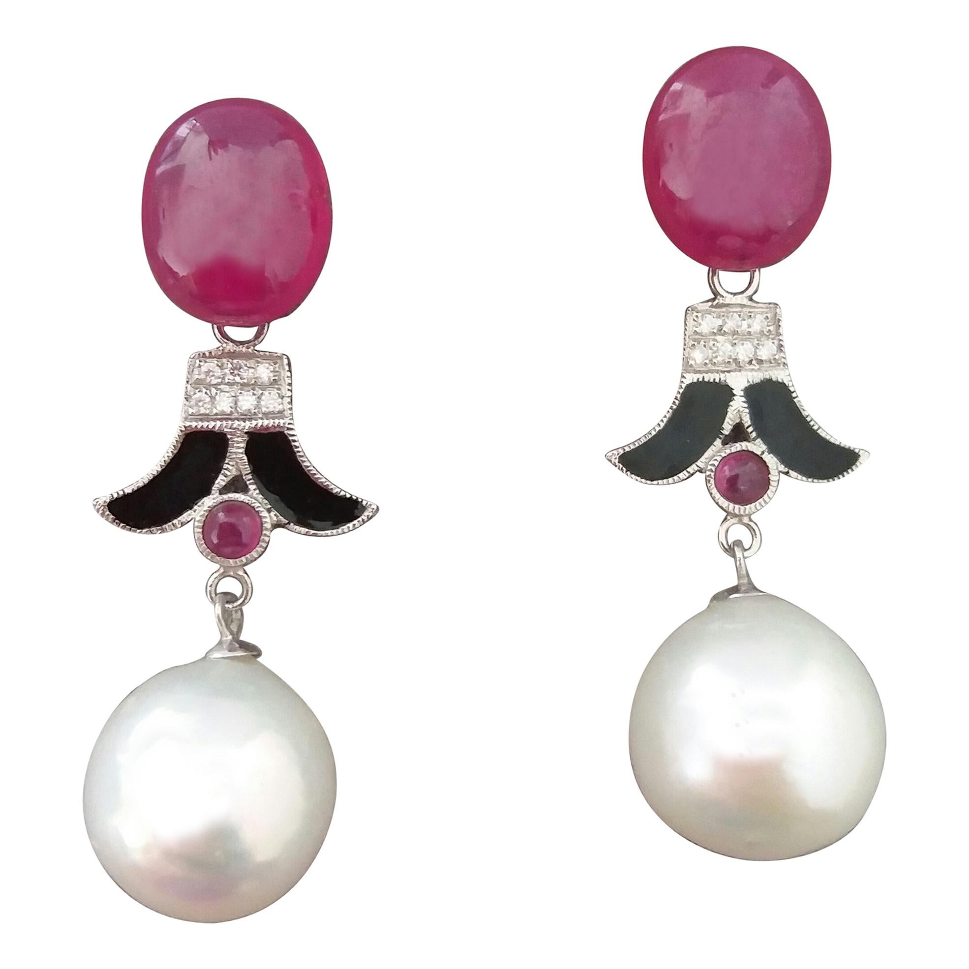 Boucles d'oreilles de style Art déco en or, émail noir, émail et diamants, avec perles baroques blanches et rubis
