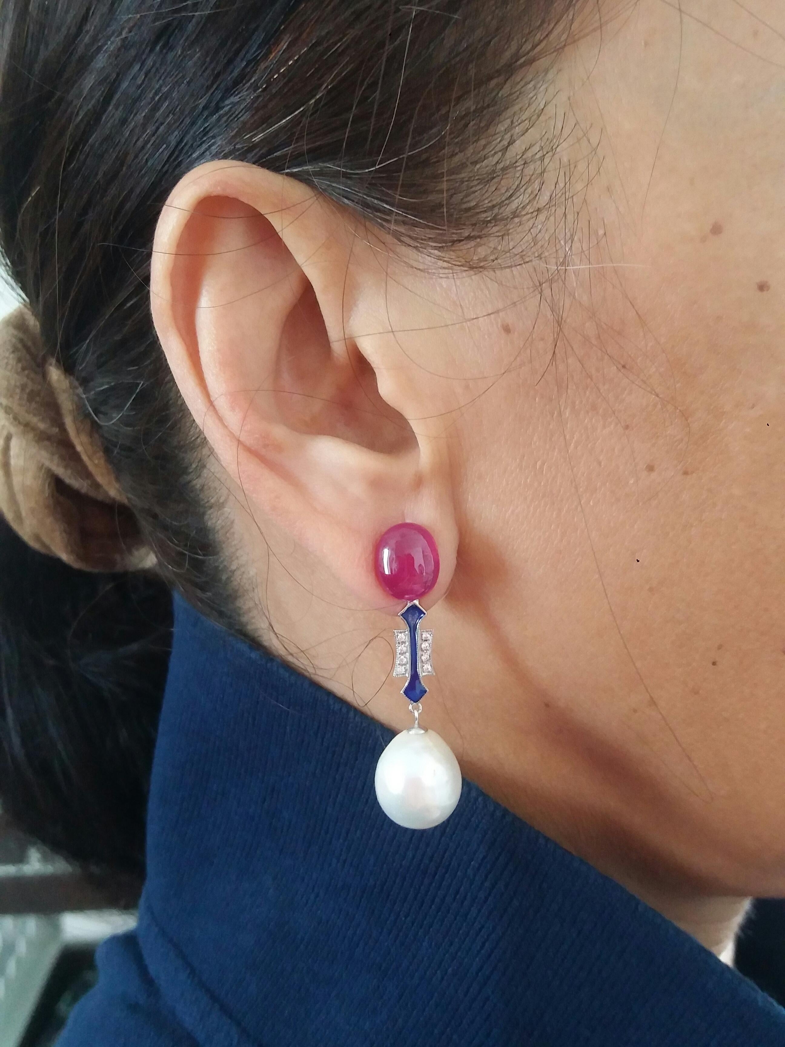 2 cabujones ovales de rubí forman la parte superior, la parte central es de oro con diamantes tallados y esmalte azul, en la parte inferior tenemos 2 perlas barrocas blancas de 12 mm. de diámetro.
En 1978, nuestro taller comenzó en Italia a fabricar