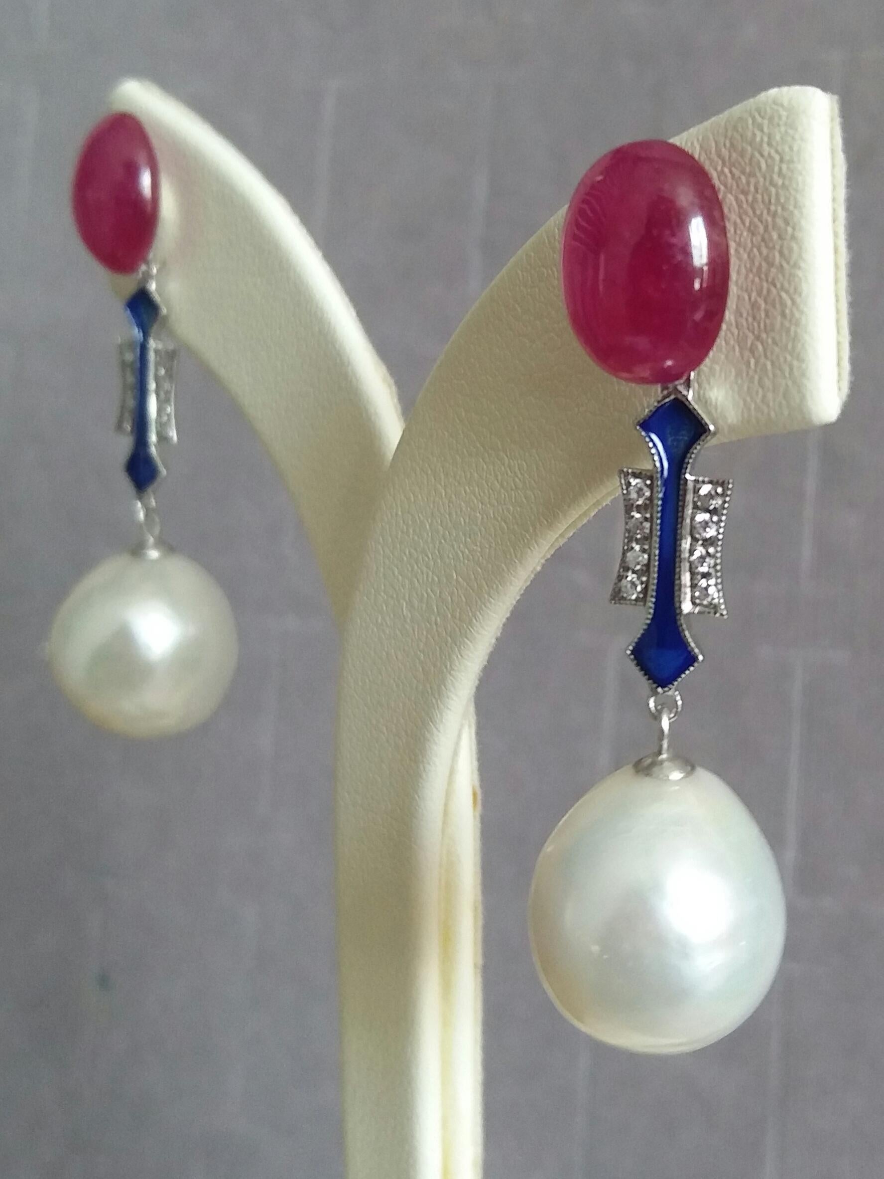 Pendientes de Esmalte Azul Estilo Art Déco Perlas Barrocas Blancas Cabujones de Rubí Diamantes de Oro Art Decó en venta