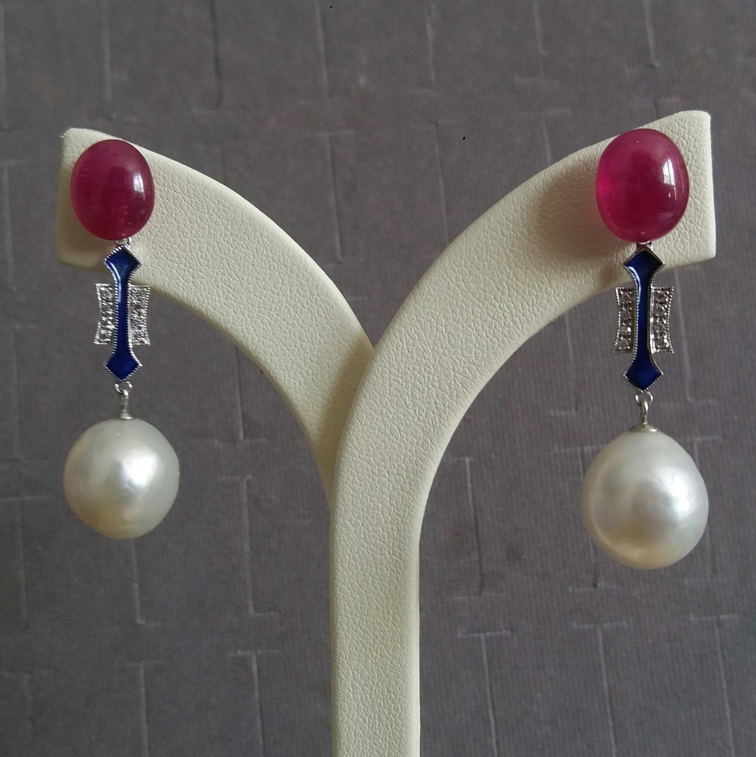 Pendientes de Esmalte Azul Estilo Art Déco Perlas Barrocas Blancas Cabujones de Rubí Diamantes de Oro Cabujón en venta