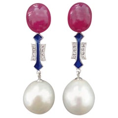 Boucles d'oreilles de style Art déco en or, diamants, perles baroques blanches, rubis et émail bleu