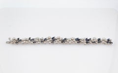 Pulsera de oro blanco con diamantes talla brillante estilo art déco y zafiro azul