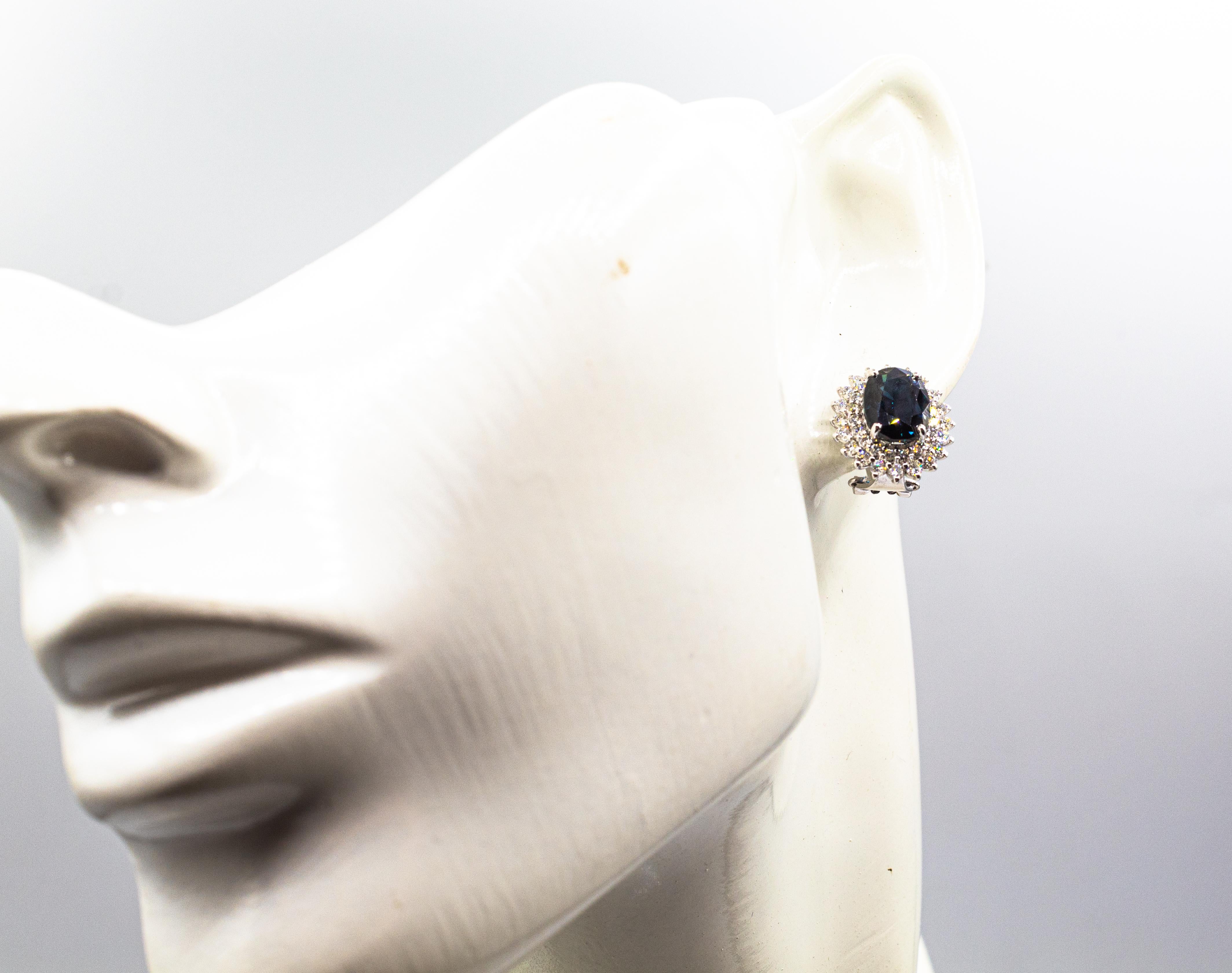 Boucles d'oreilles de style Art Déco en or blanc, diamant taille brillant, saphir bleu en vente 7