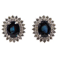 Boucles d
oreilles de style Art Déco en or blanc, diamant taille brillant, saphir bleu