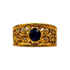 Anello a fascia in oro giallo con diamante bianco taglio brillante e zaffiro blu in stile Art Deco