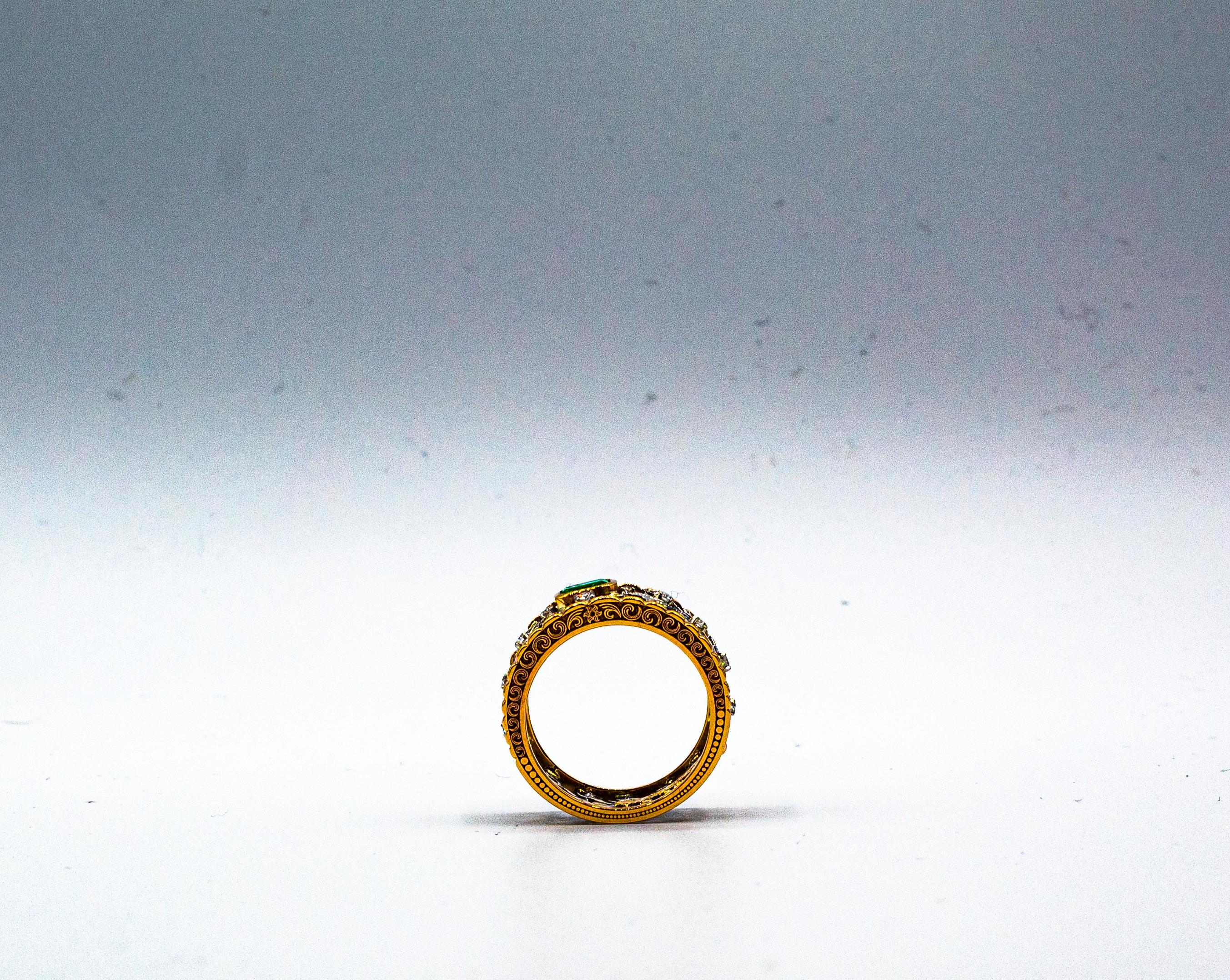 Anello a fascia in oro giallo con diamante smeraldo taglio brillante bianco in stile Art Deco in vendita 9
