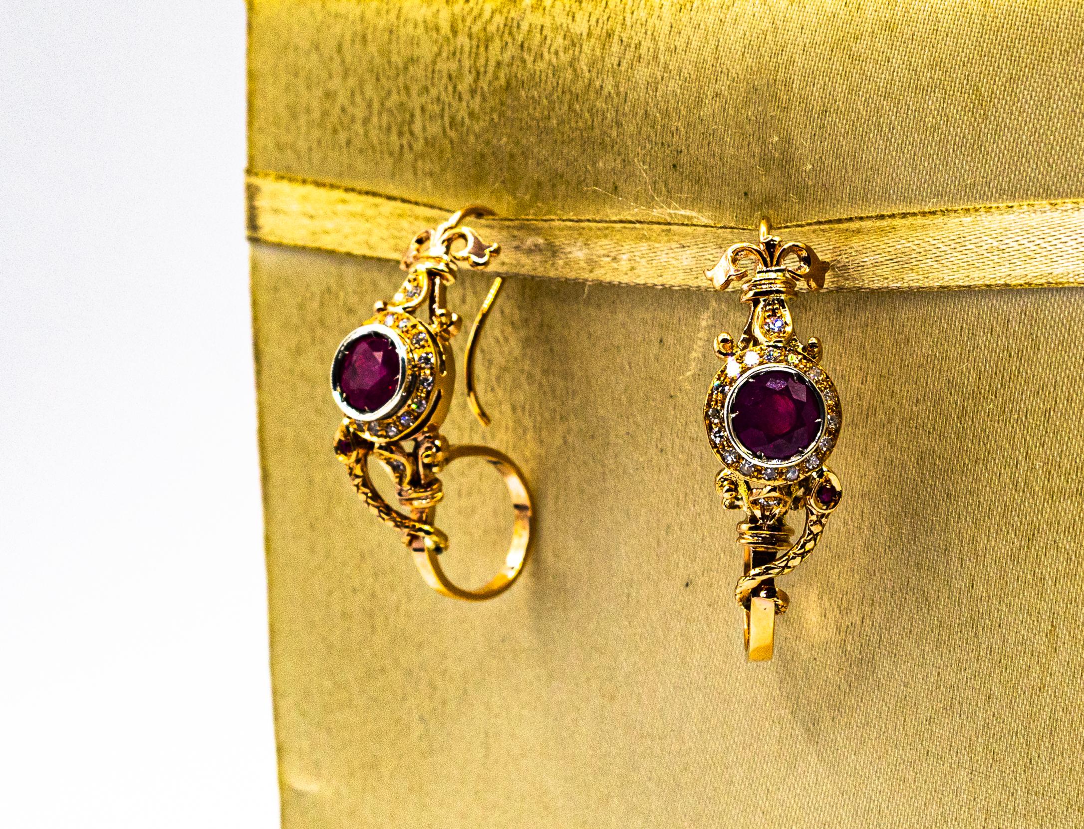 Boucles d'oreilles pendantes en or jaune, rubis, diamant blanc taillé en brillant, style Art Déco Neuf - En vente à Naples, IT