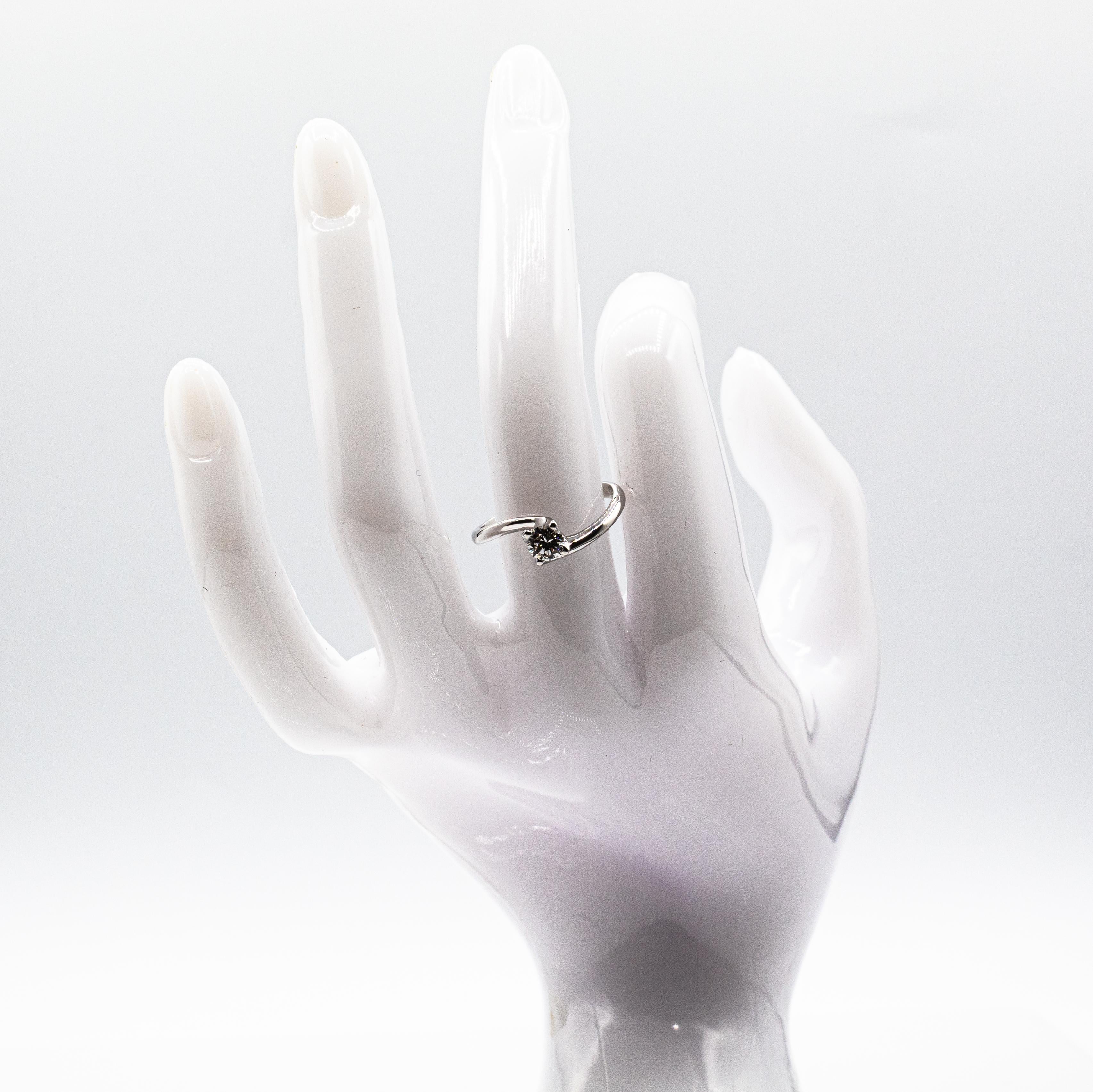 Bague solitaire en or blanc avec diamants taille brillant de style Art déco en vente 9