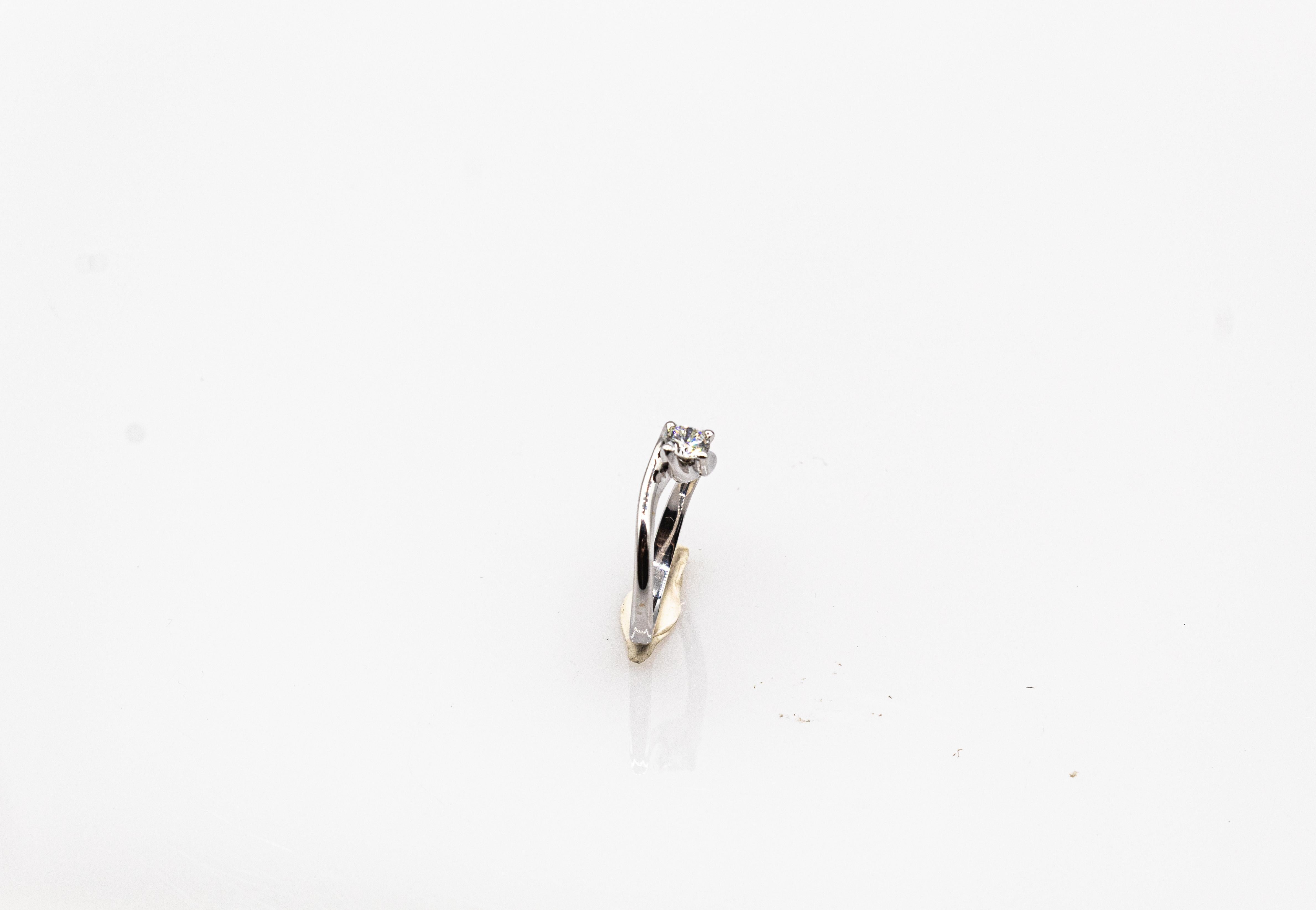Solitär-Ring aus Weißgold mit Diamanten im Art-déco-Stil im Brillantschliff (Art déco) im Angebot