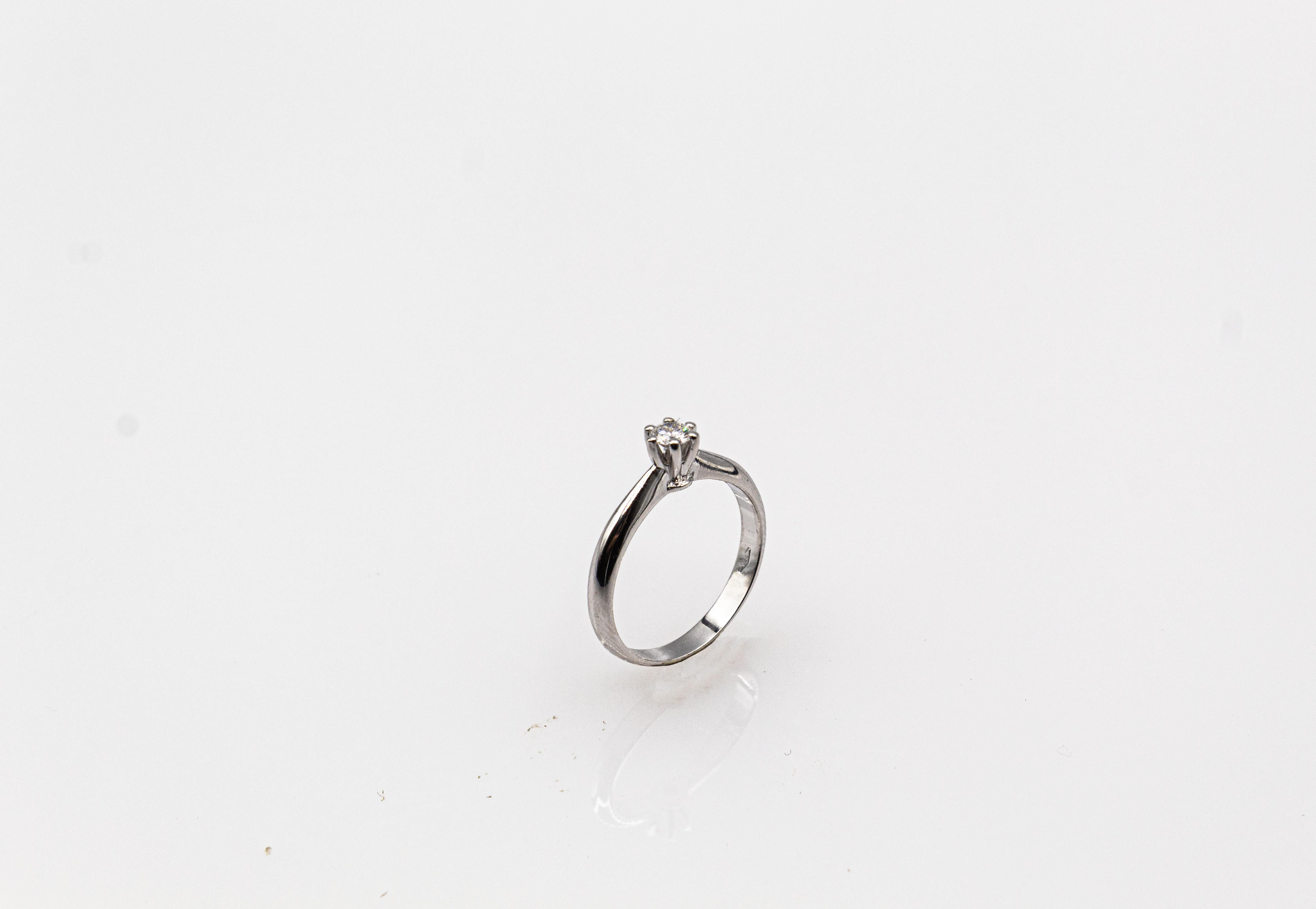 Women's or Men's Art Deco Style White Brilliant Cut Diamond White Gold Solitaire Ring For Sale