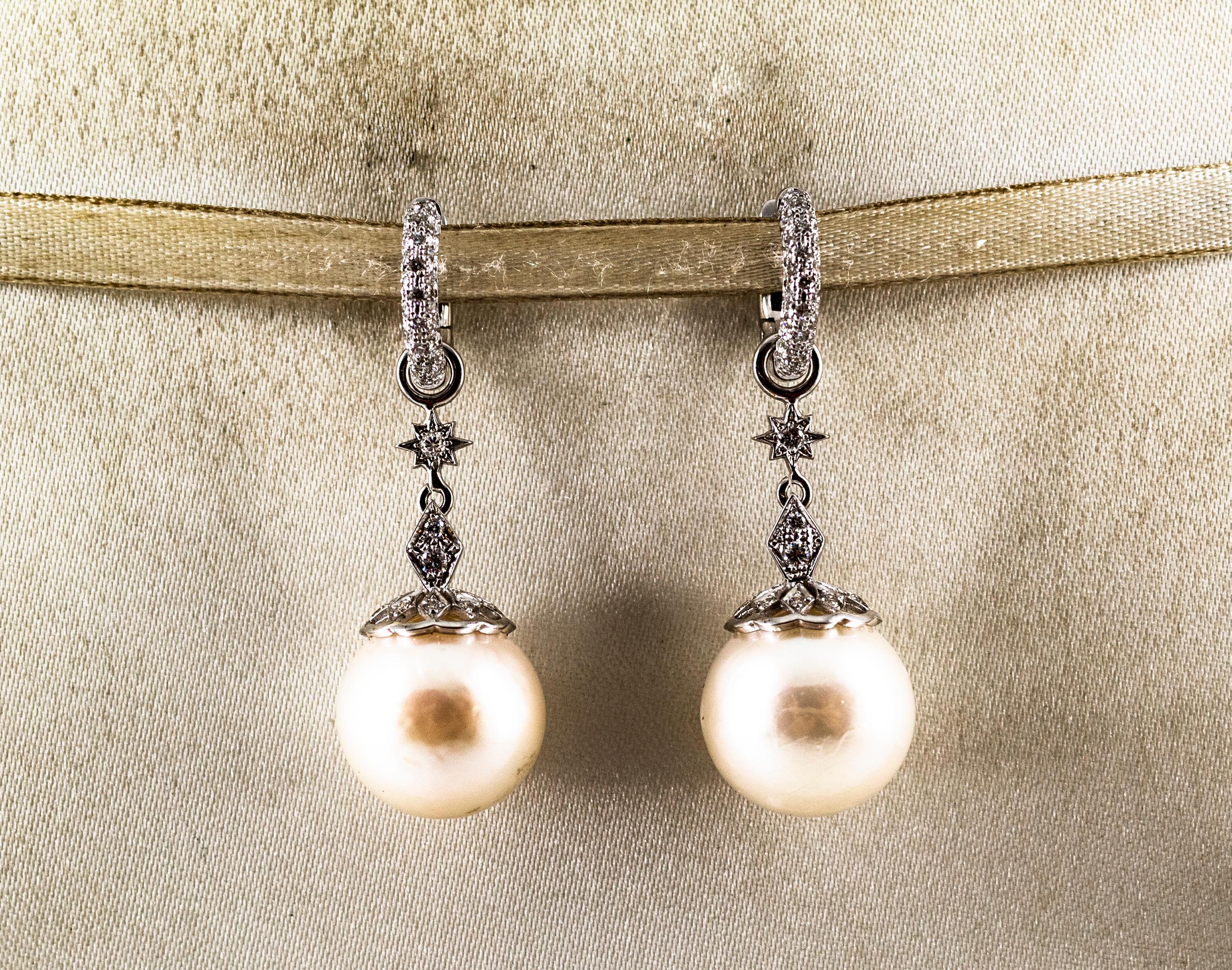 Art déco Boucles d'oreilles pendantes en or blanc avec perles et zircons de style Art Déco en vente