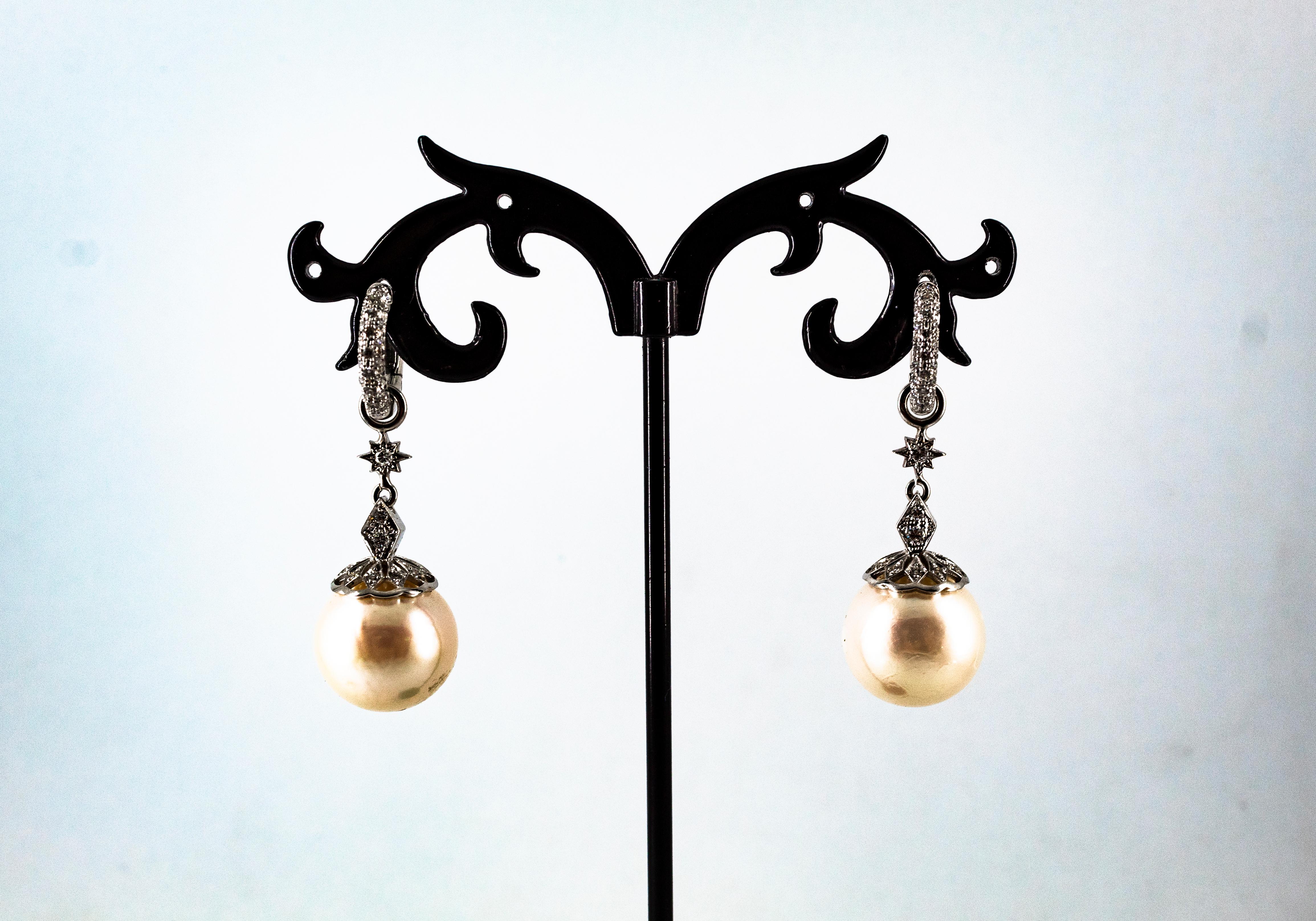 Boucles d'oreilles pendantes en or blanc avec perles et zircons de style Art Déco en vente 1